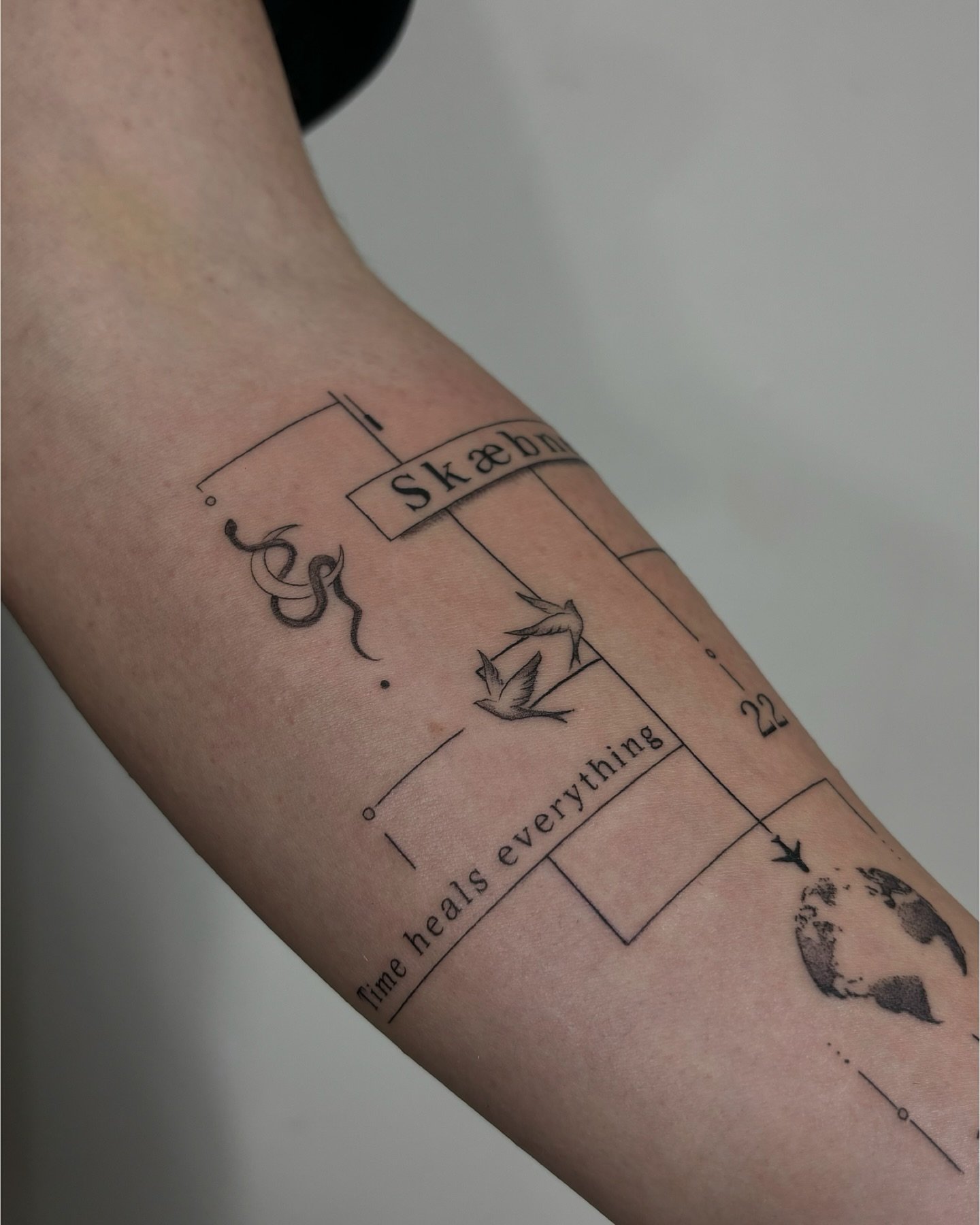 Tatuaje de ave en antebrazo, línea fina Sinkply Madrid
