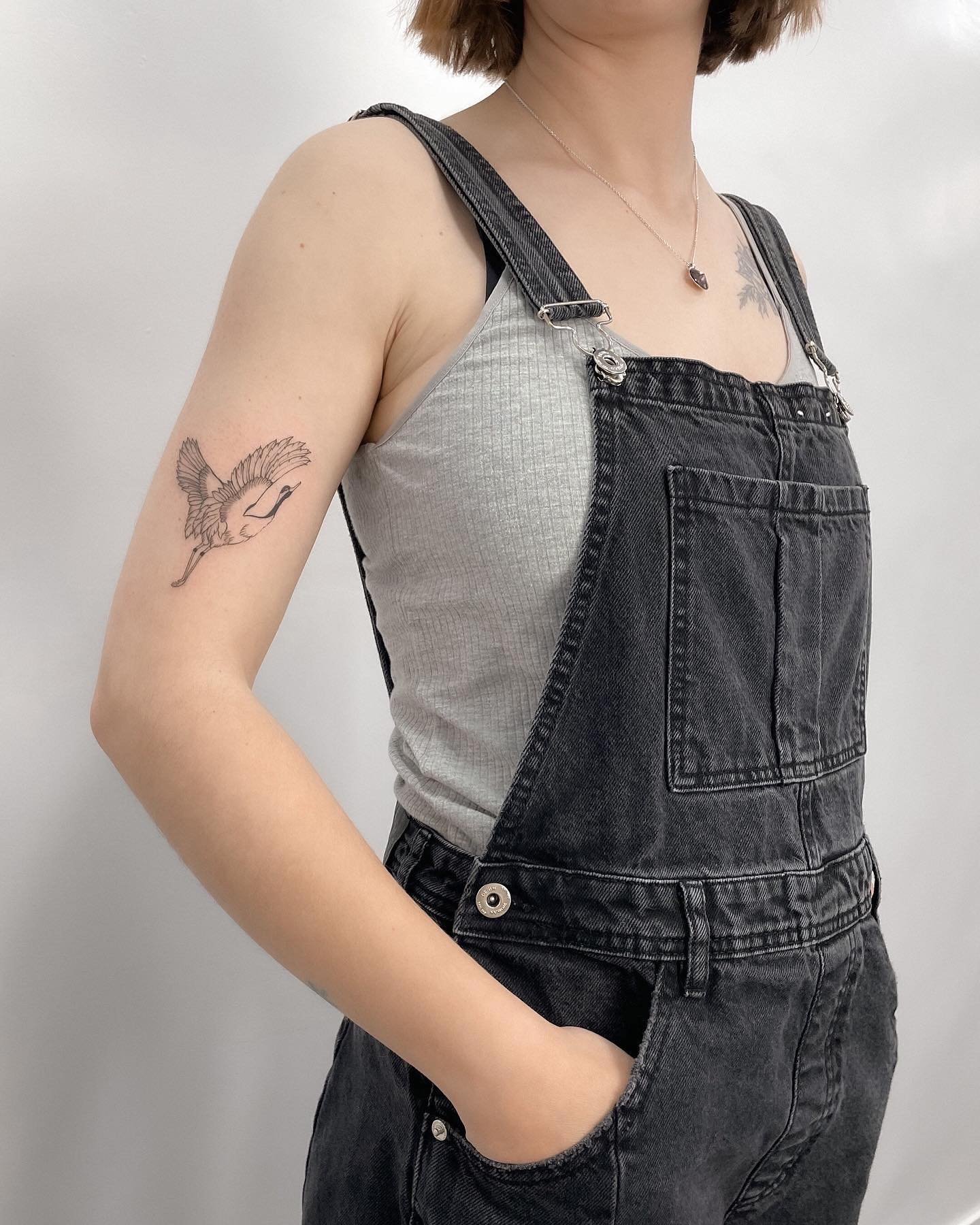 Tatuaje de ave en brazo, línea fina Sinkply Madrid