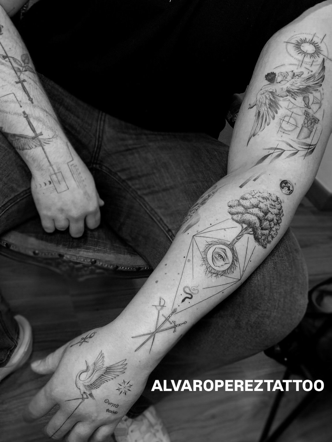Tatuaje de ave en brazo, línea fina Sinkply Madrid