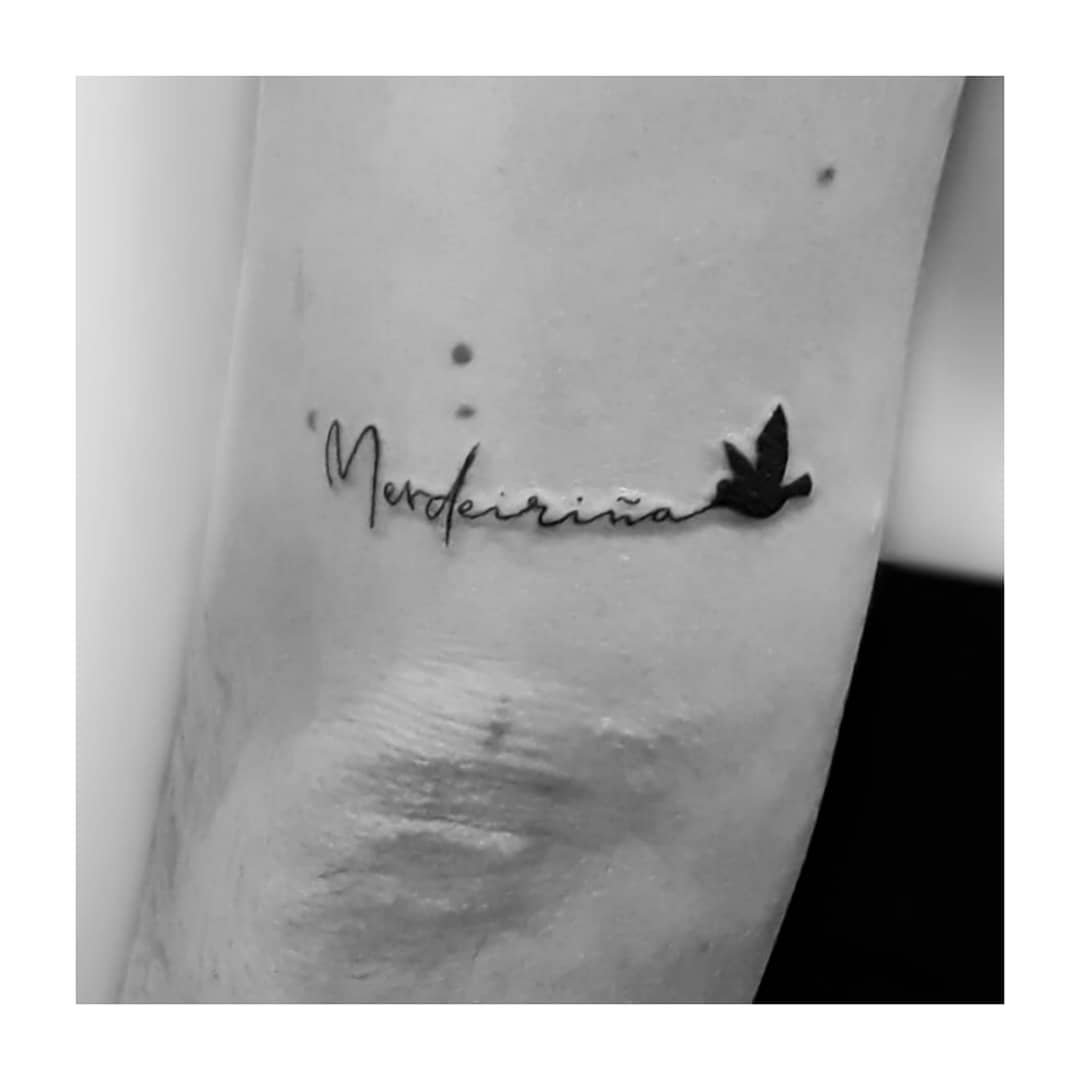 Tatuaje de ave en costilla, línea fina Sinkply Madrid