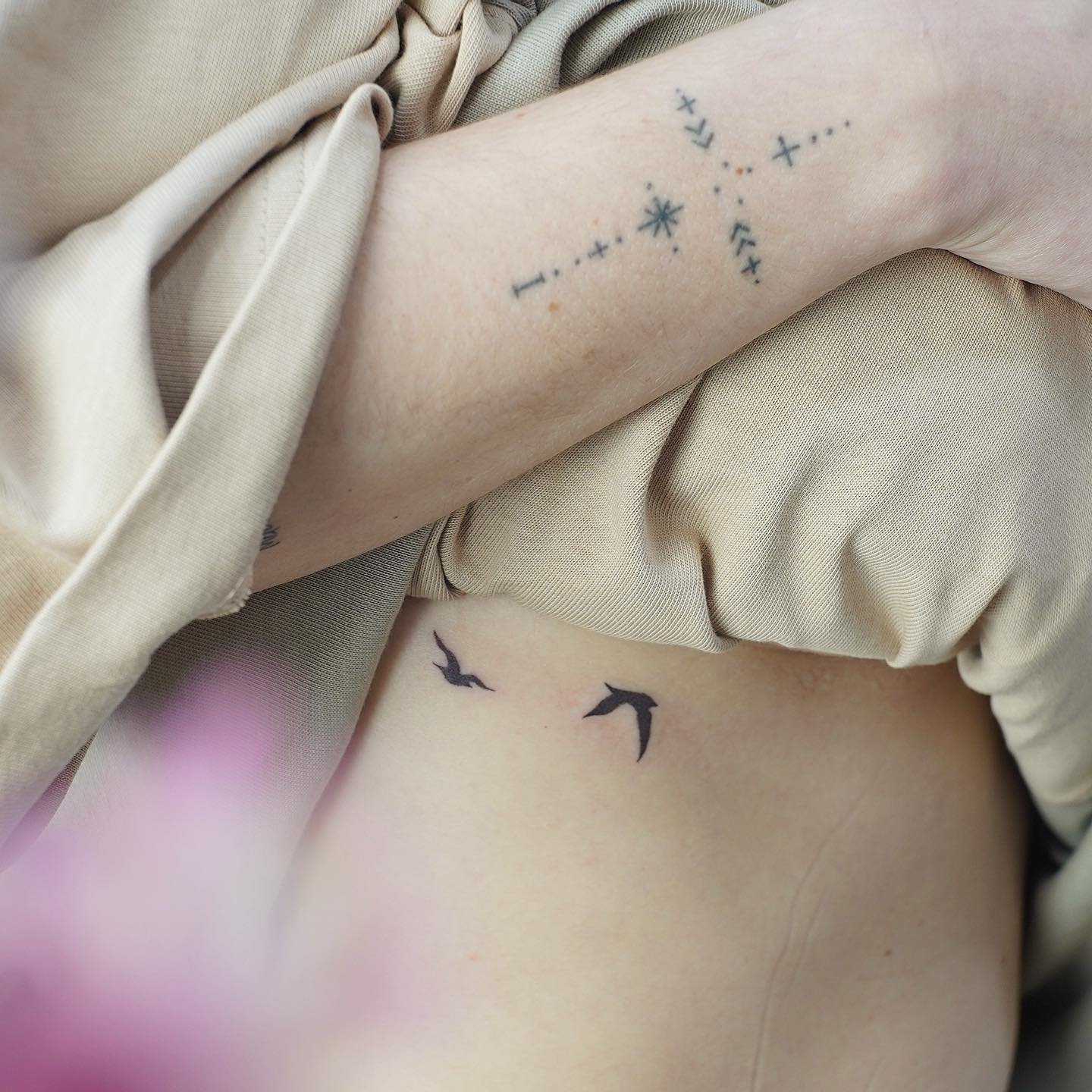 Tatuaje de ave en costilla, línea fina Sinkply Madrid