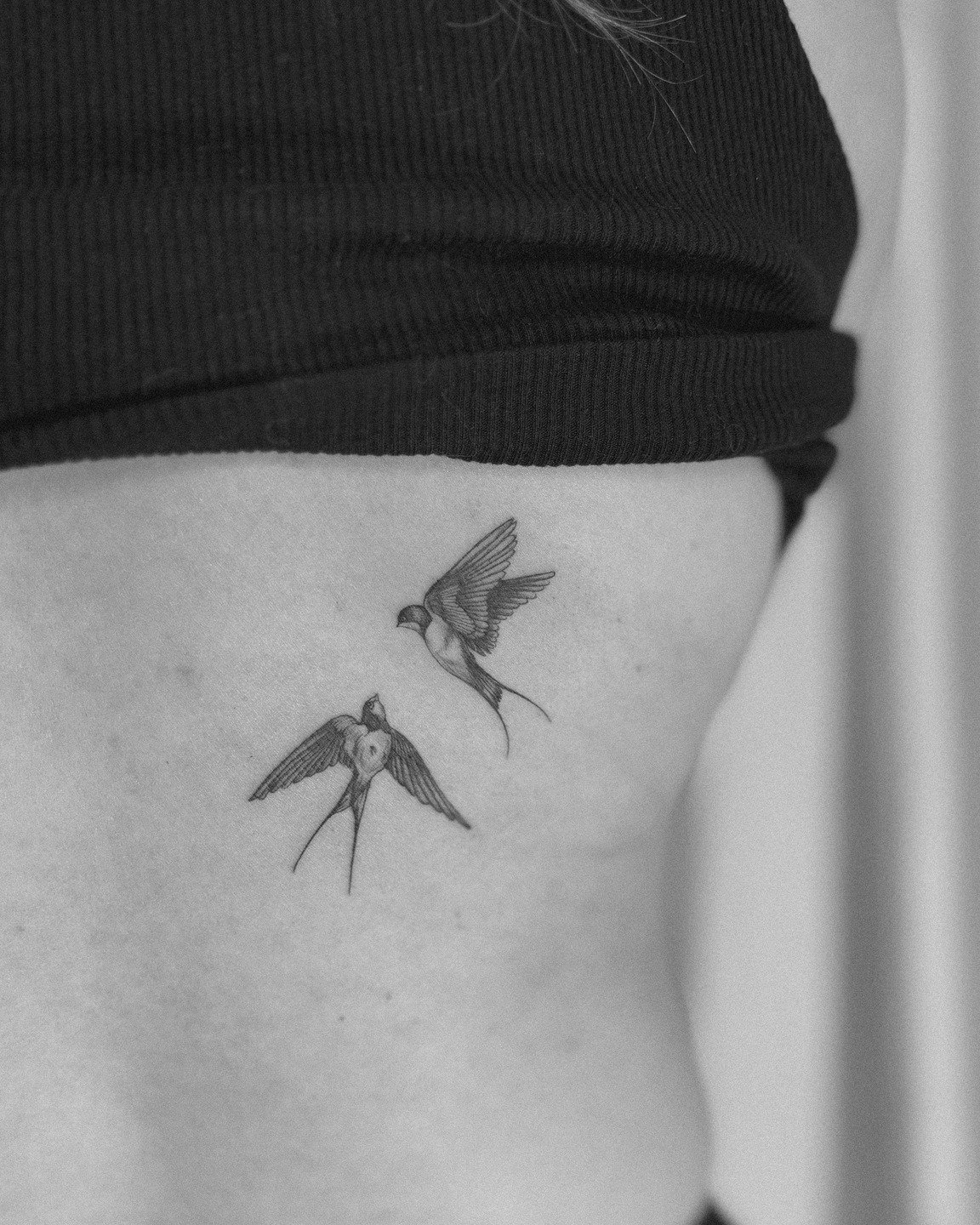 Tatuaje de ave en costilla, línea fina Sinkply Madrid