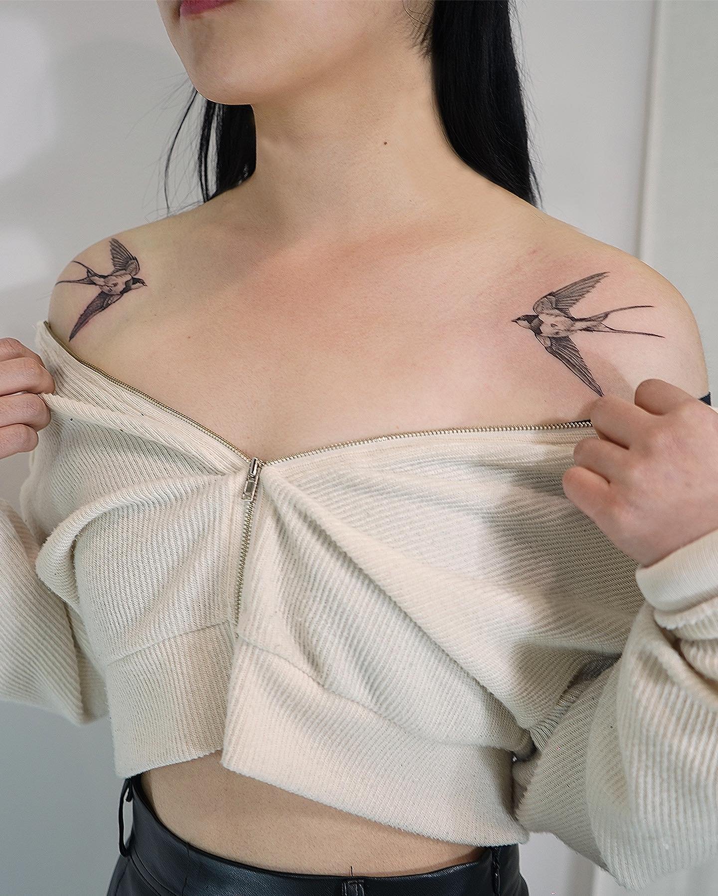 Tatuaje de ave en hombro, línea fina Sinkply Madrid