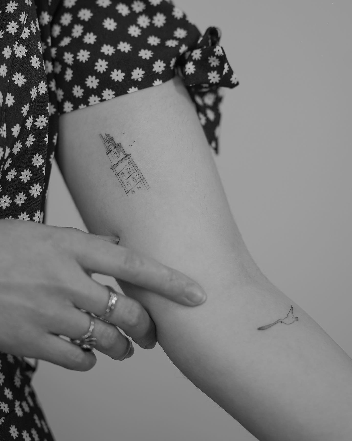 Tatuaje de ave en muslo, línea fina Sinkply Madrid