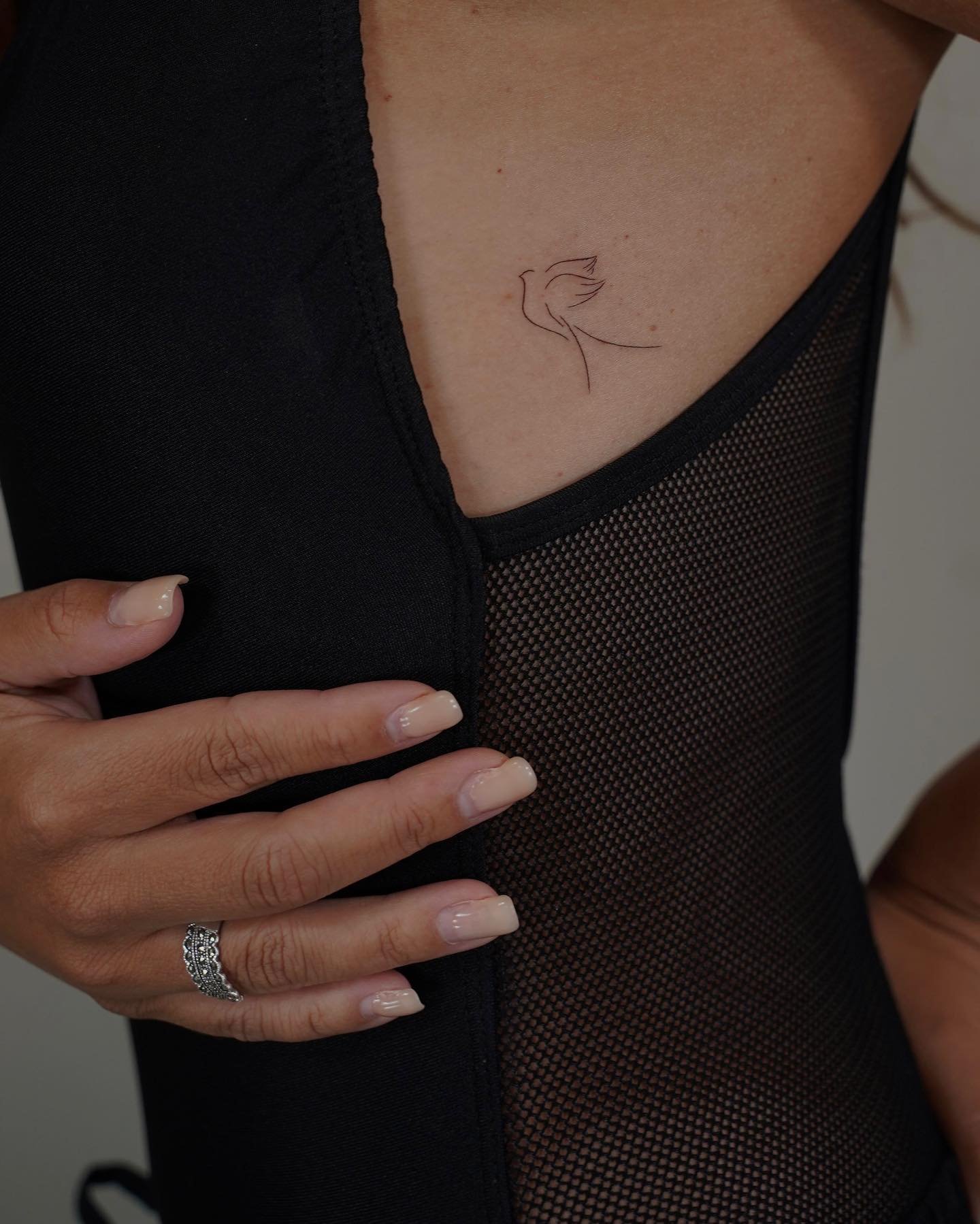 Tatuaje de ave en pecho, línea fina Sinkply Madrid
