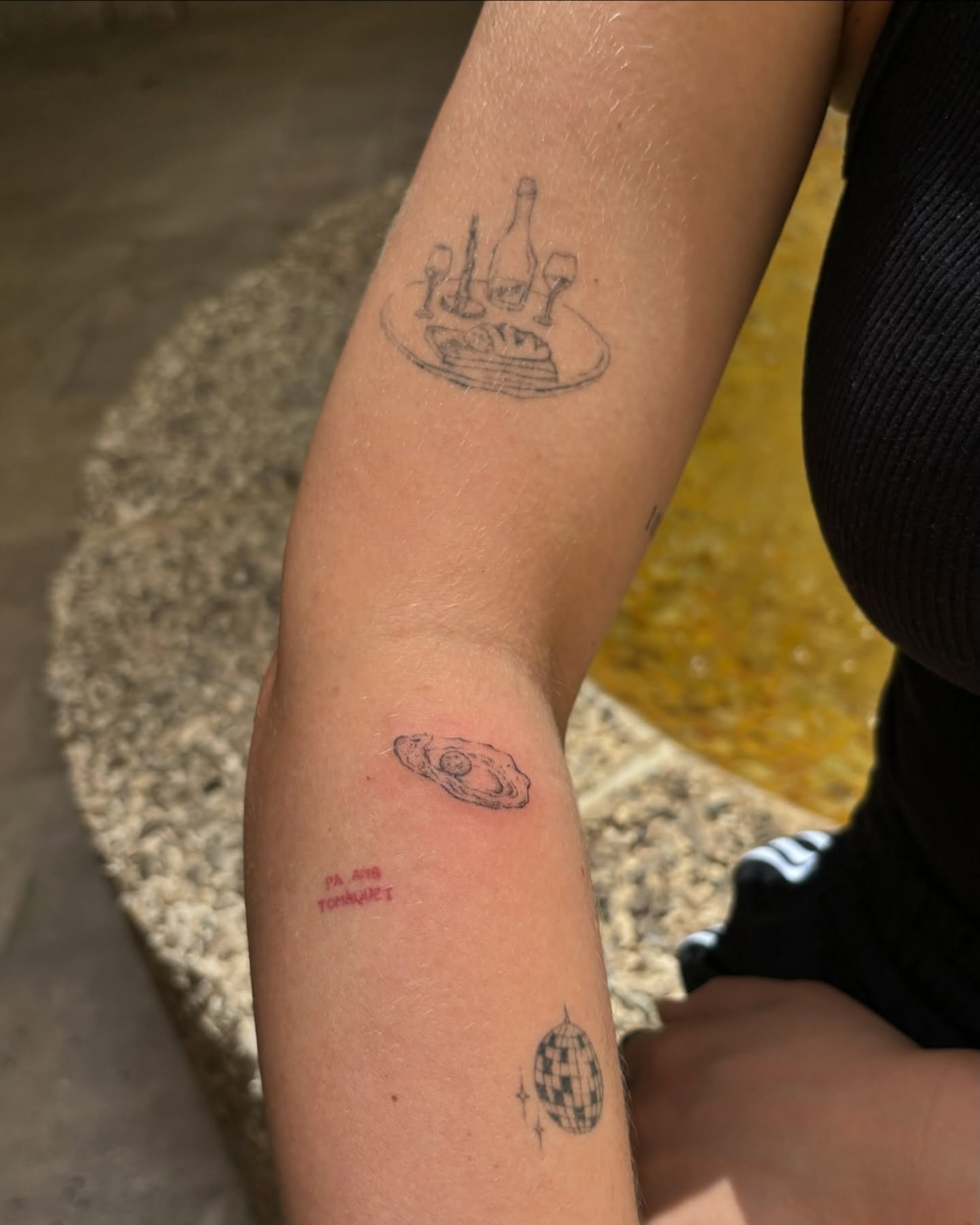 Tatuaje de insecto en antebrazo, línea fina Sinkply Madrid