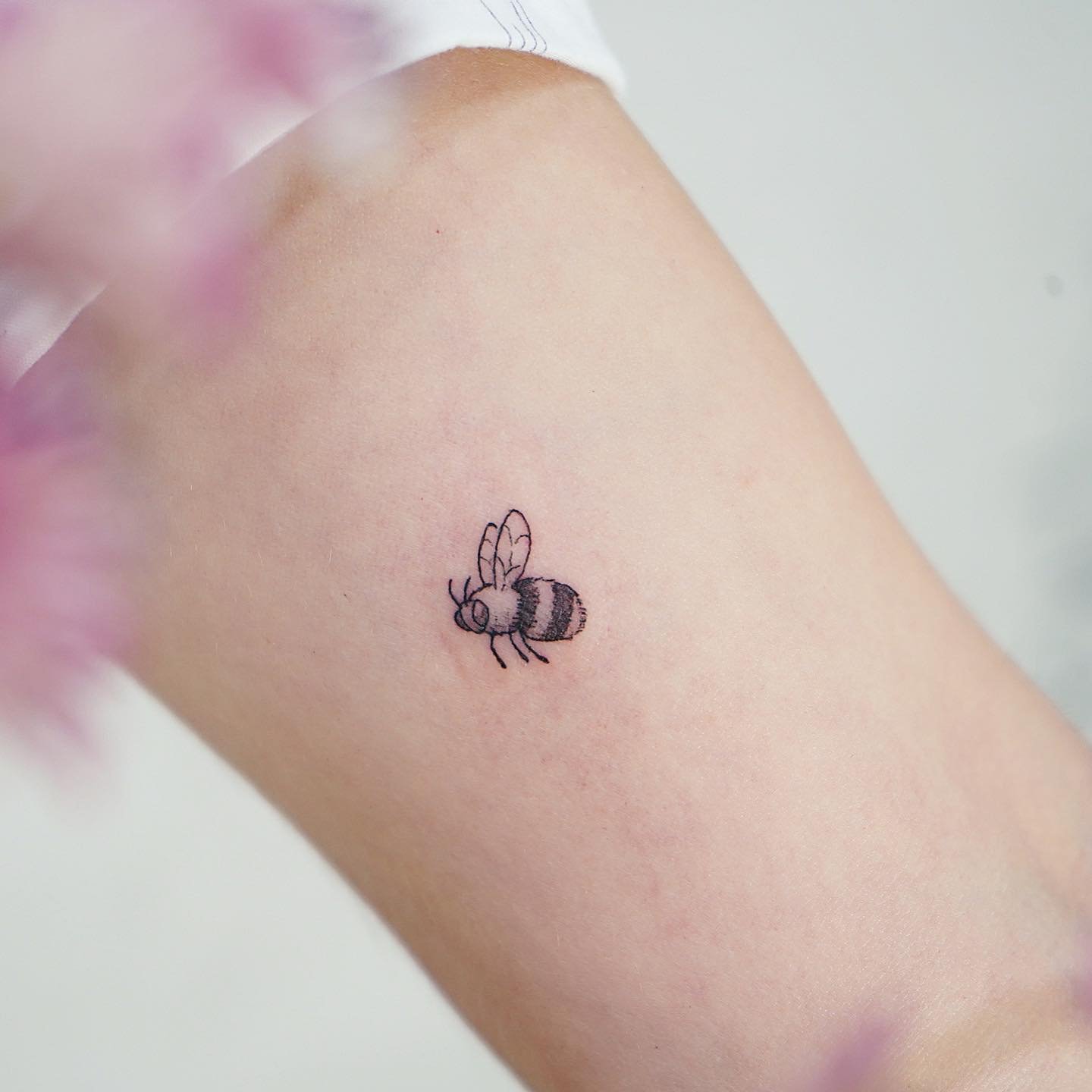 Tatuaje de insecto en antebrazo, línea fina Sinkply Madrid