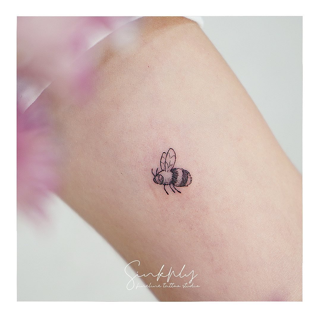 Tatuaje de insecto en antebrazo, línea fina Sinkply Madrid