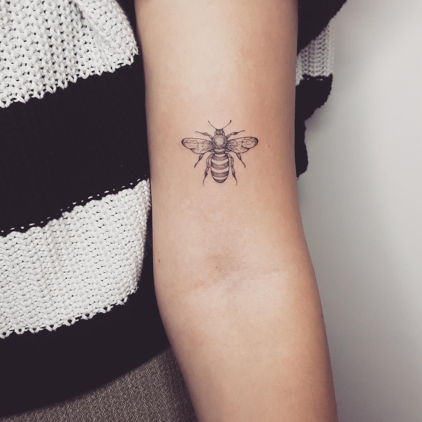Tatuaje de insecto en antebrazo, línea fina Sinkply Madrid