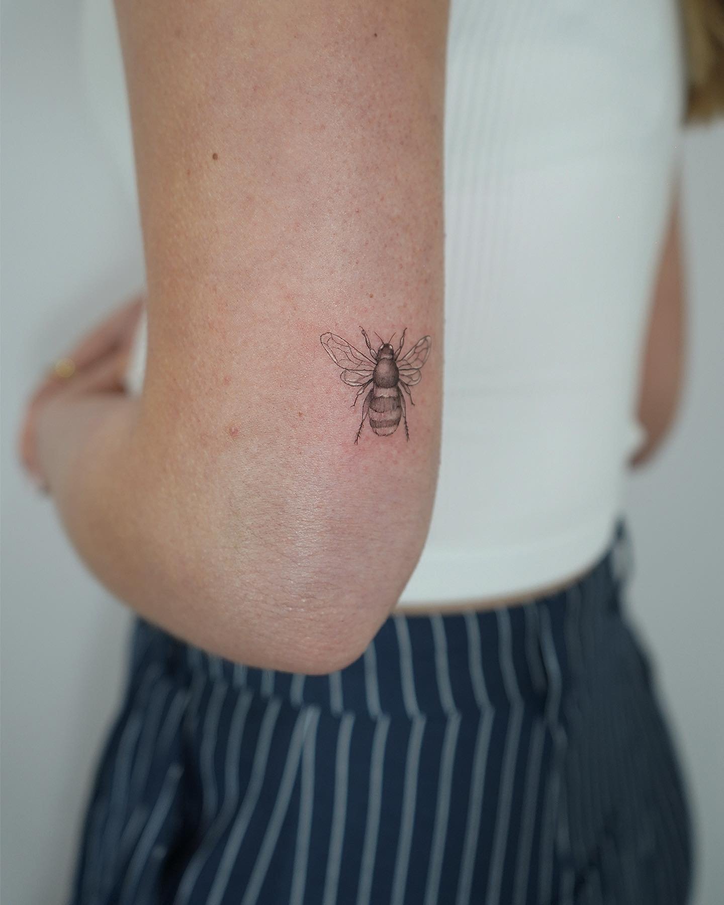 Tatuaje de insecto en antebrazo, línea fina Sinkply Madrid
