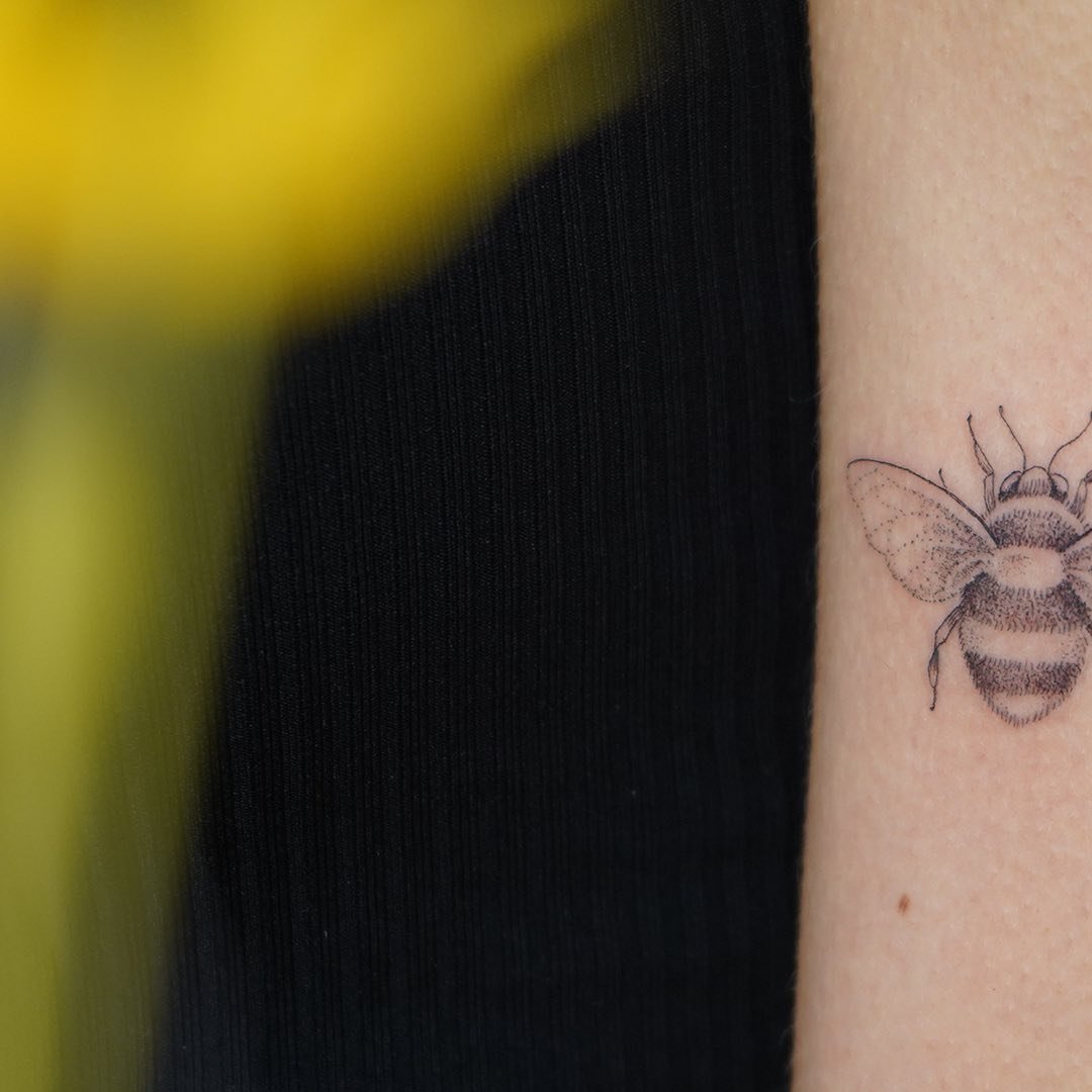 Tatuaje de insecto en antebrazo, línea fina Sinkply Madrid