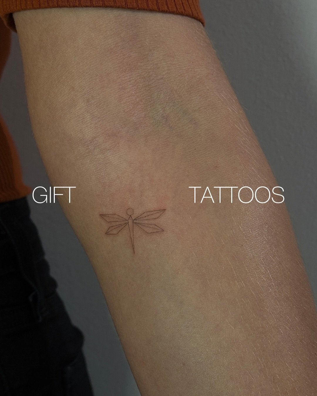 Tatuaje de insecto en antebrazo, línea fina Sinkply Madrid