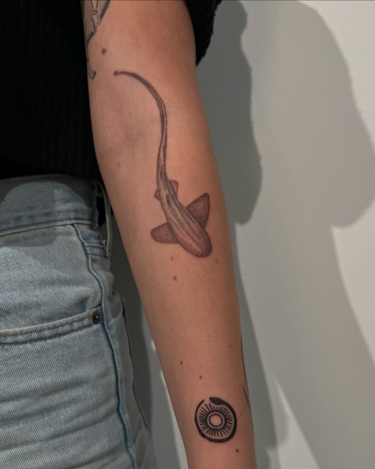 Tatuaje de marino en antebrazo, línea fina Sinkply Madrid