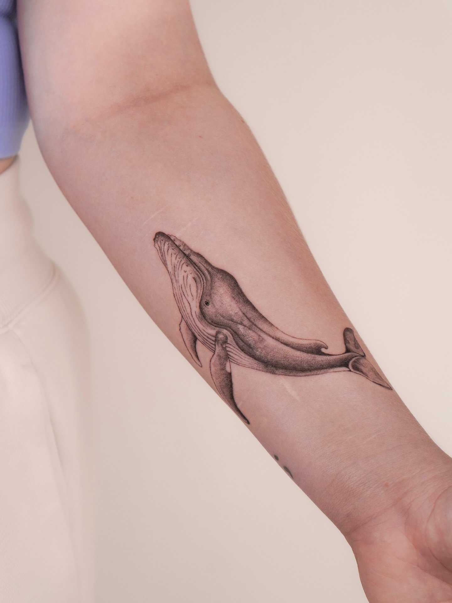 Tatuaje de marino en antebrazo, línea fina Sinkply Madrid