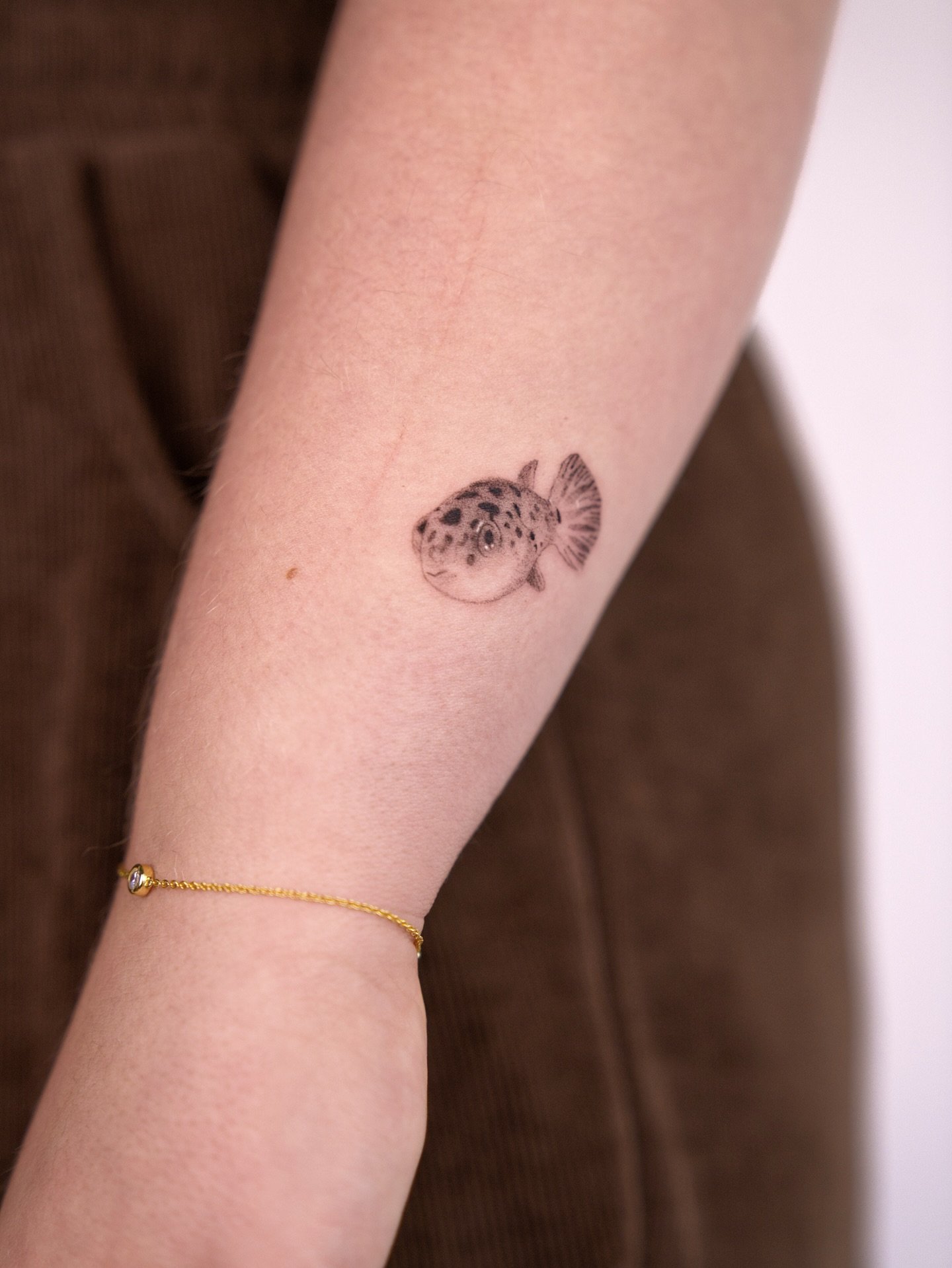 Tatuaje de marino en antebrazo, línea fina Sinkply Madrid