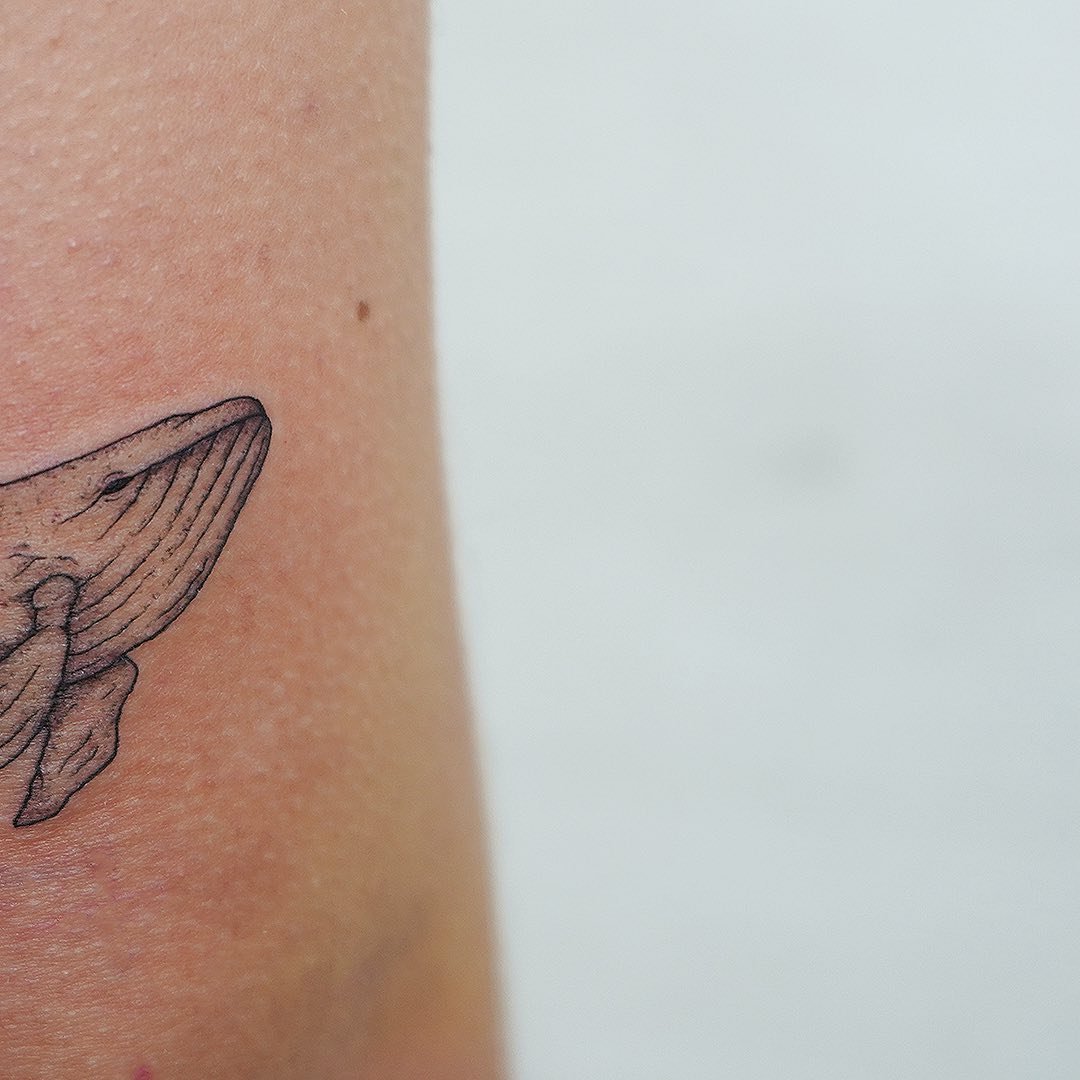 Tatuaje de marino en antebrazo, línea fina Sinkply Madrid