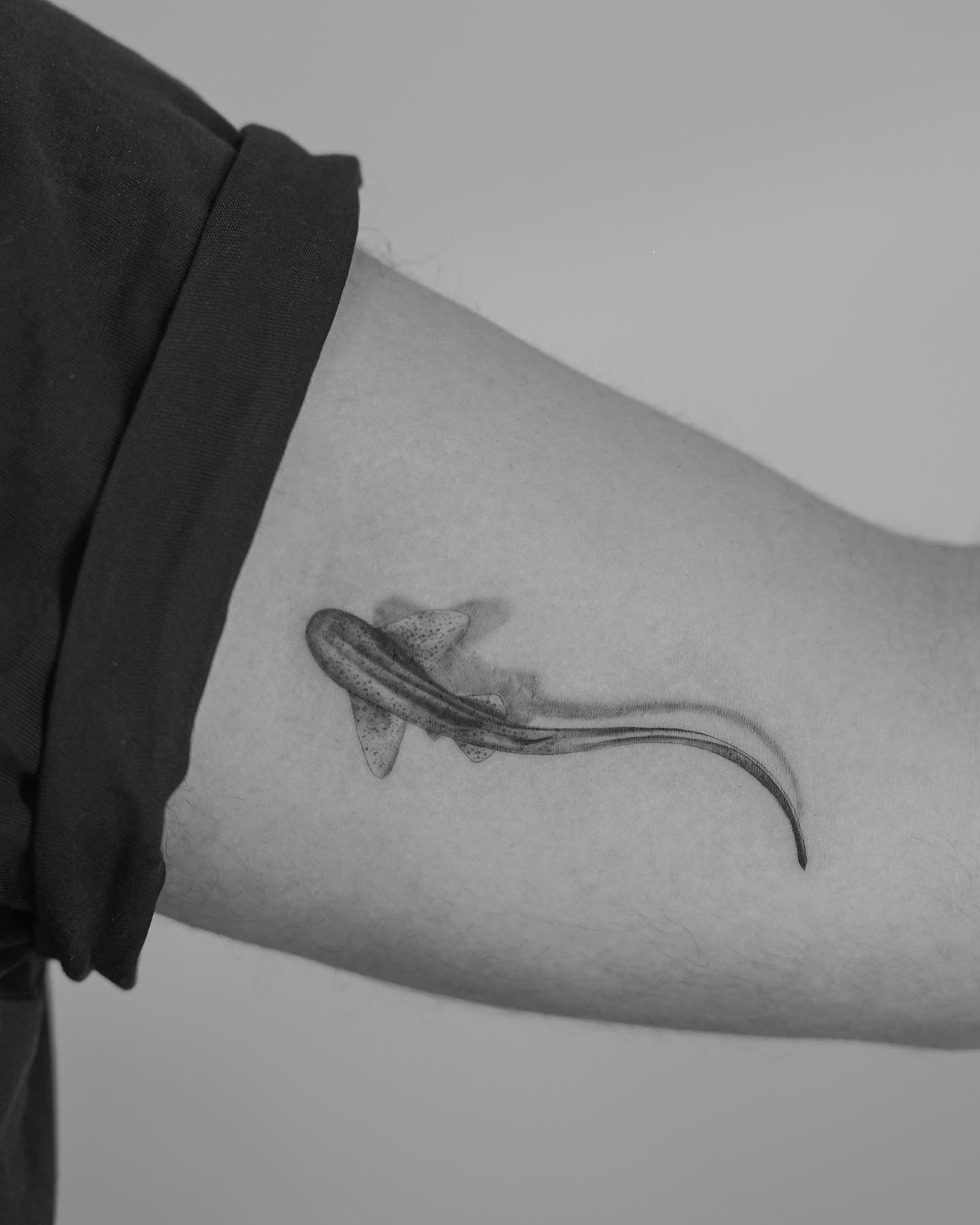 Tatuaje de marino en antebrazo, línea fina Sinkply Madrid