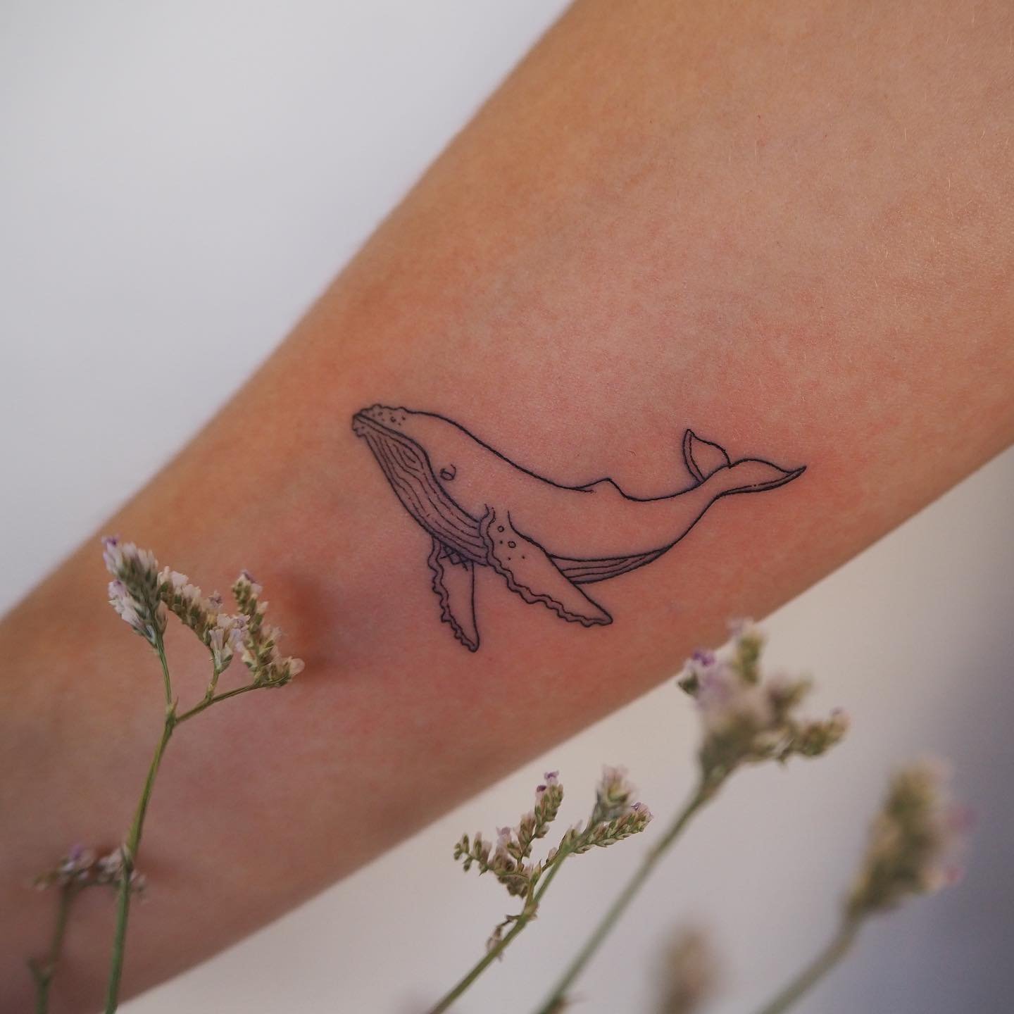 Tatuaje de marino en antebrazo, línea fina Sinkply Madrid