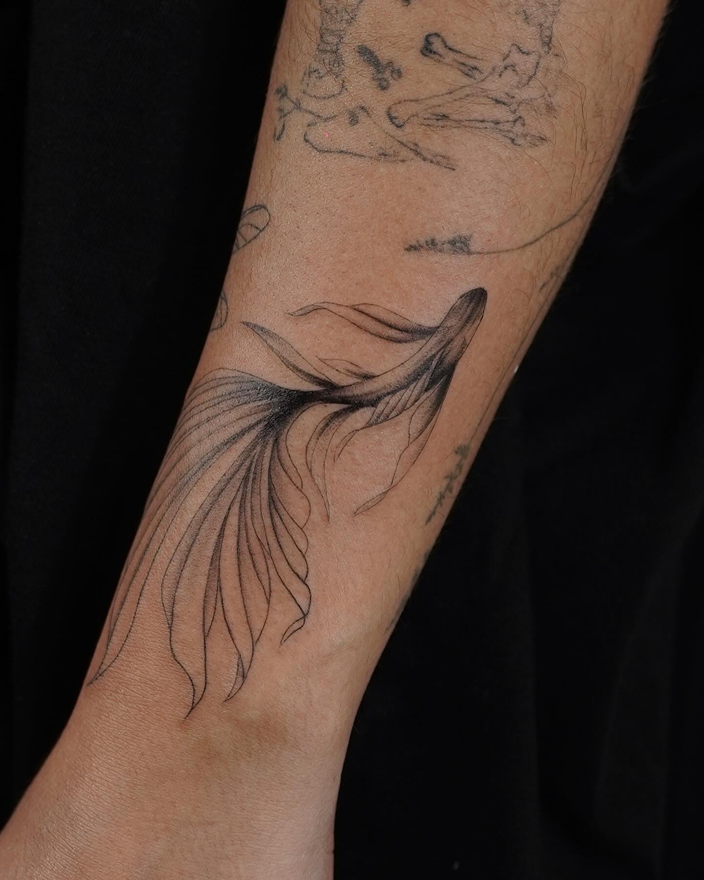 Tatuaje de marino en antebrazo, línea fina Sinkply Madrid