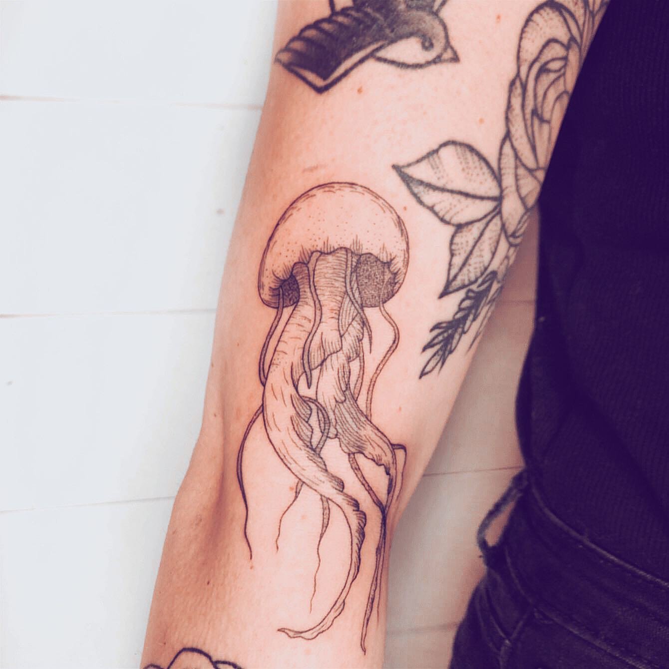 Tatuaje de marino en antebrazo, línea fina Sinkply Madrid