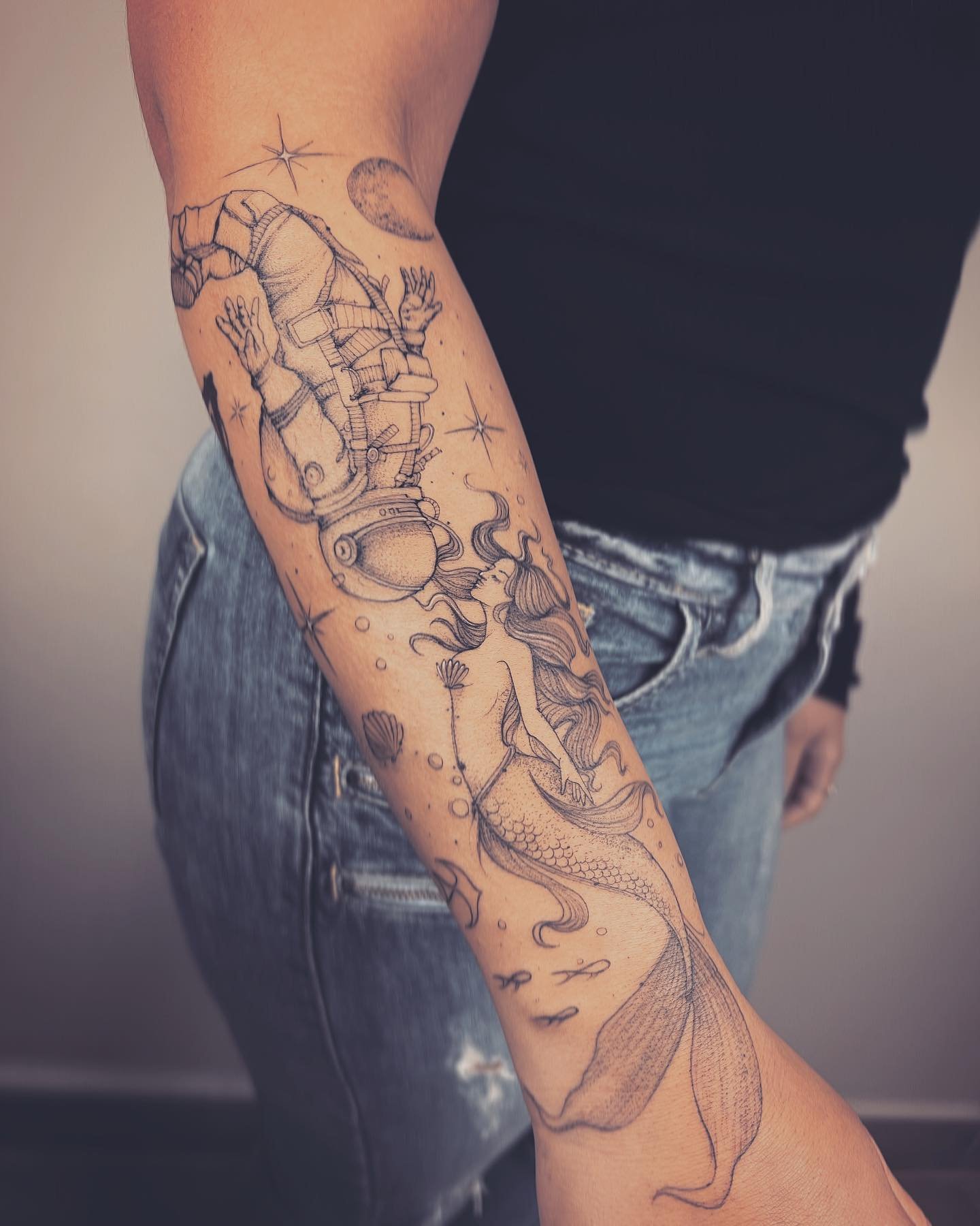 Tatuaje de marino en antebrazo, línea fina Sinkply Madrid