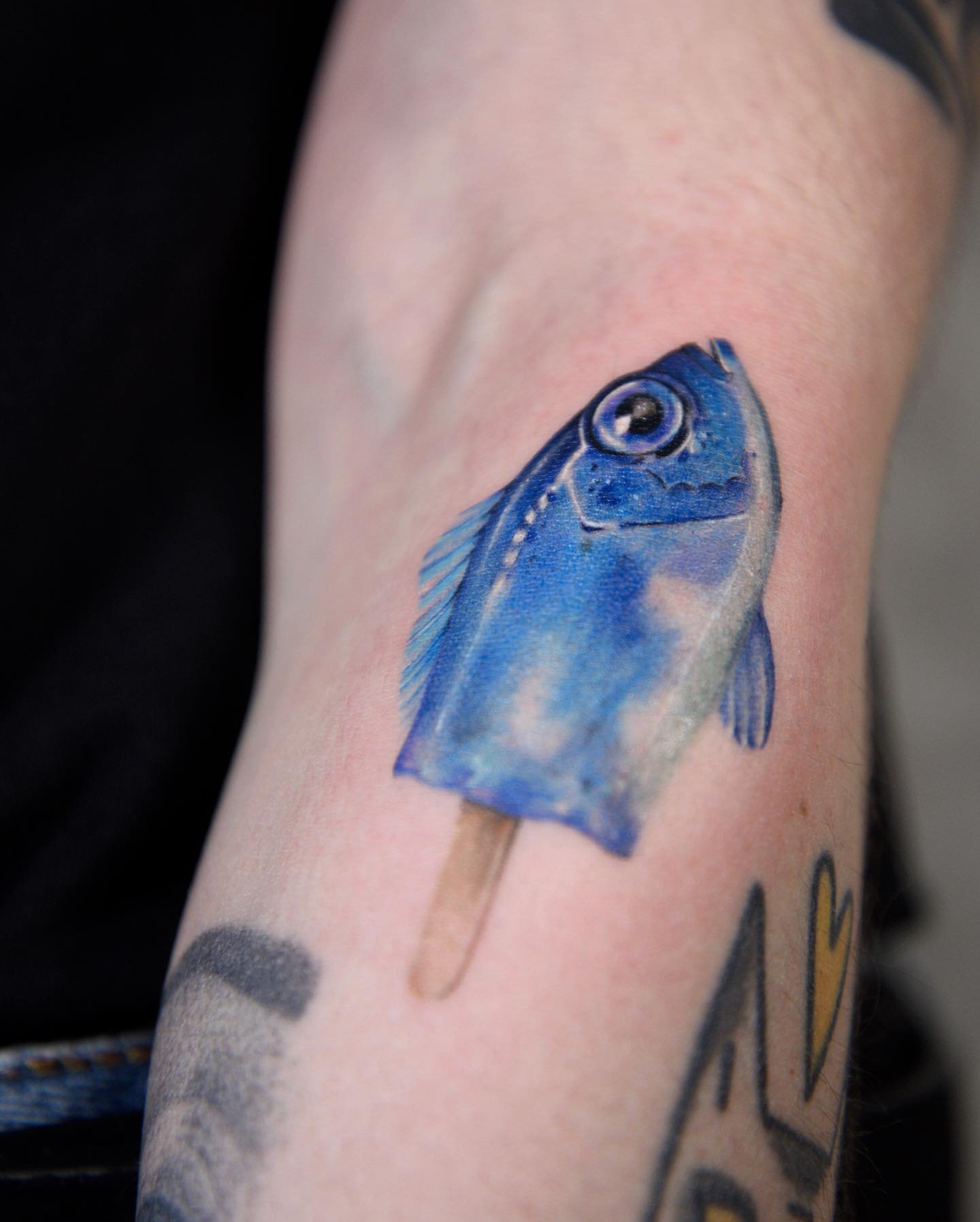 Tatuaje de marino en antebrazo, línea fina Sinkply Madrid