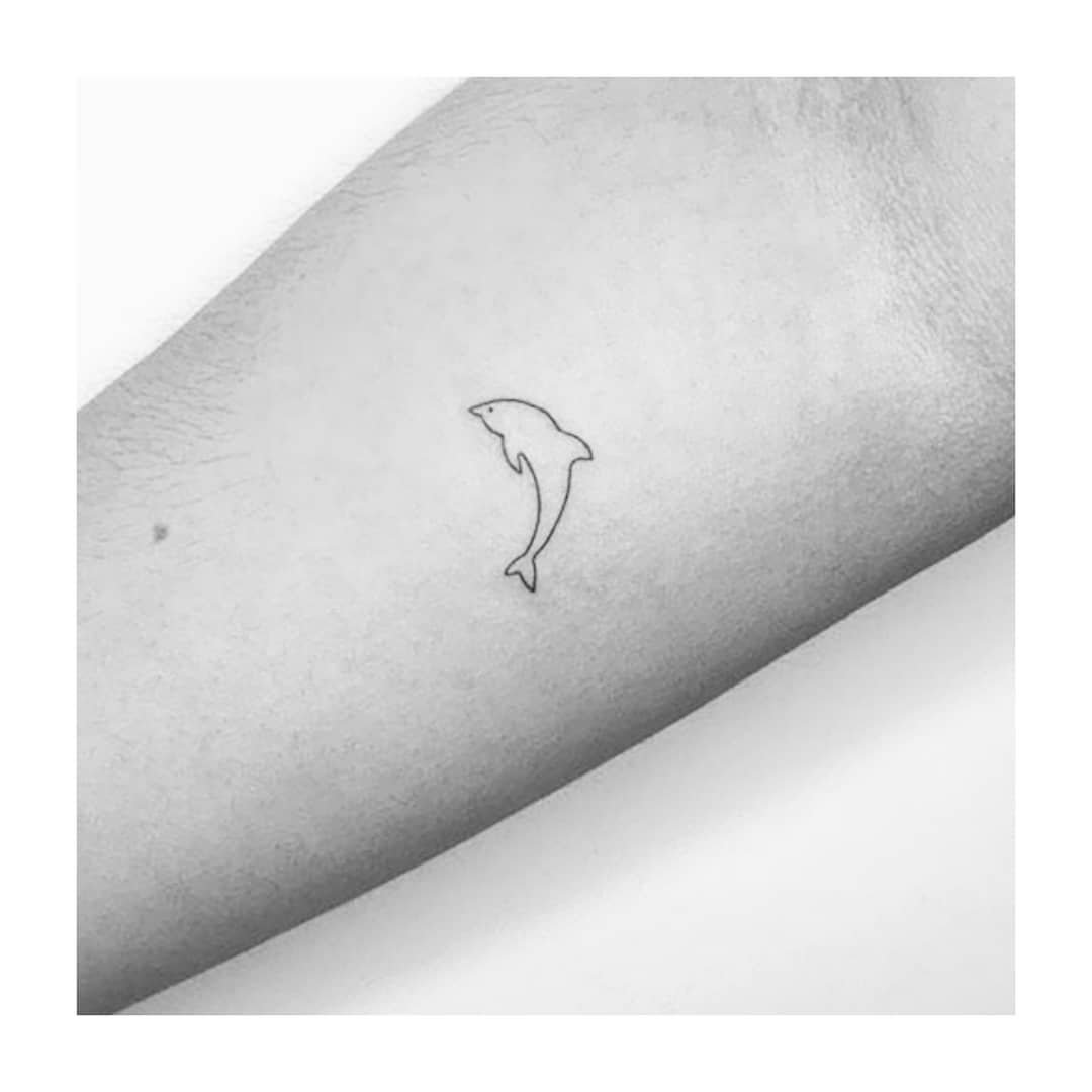 Tatuaje de marino en antebrazo, línea fina Sinkply Madrid