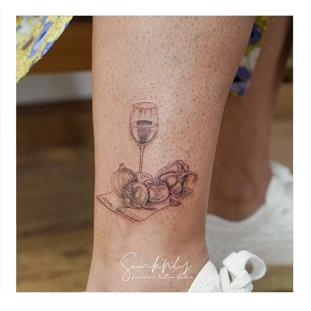 Tatuaje de marino en antebrazo, línea fina Sinkply Madrid