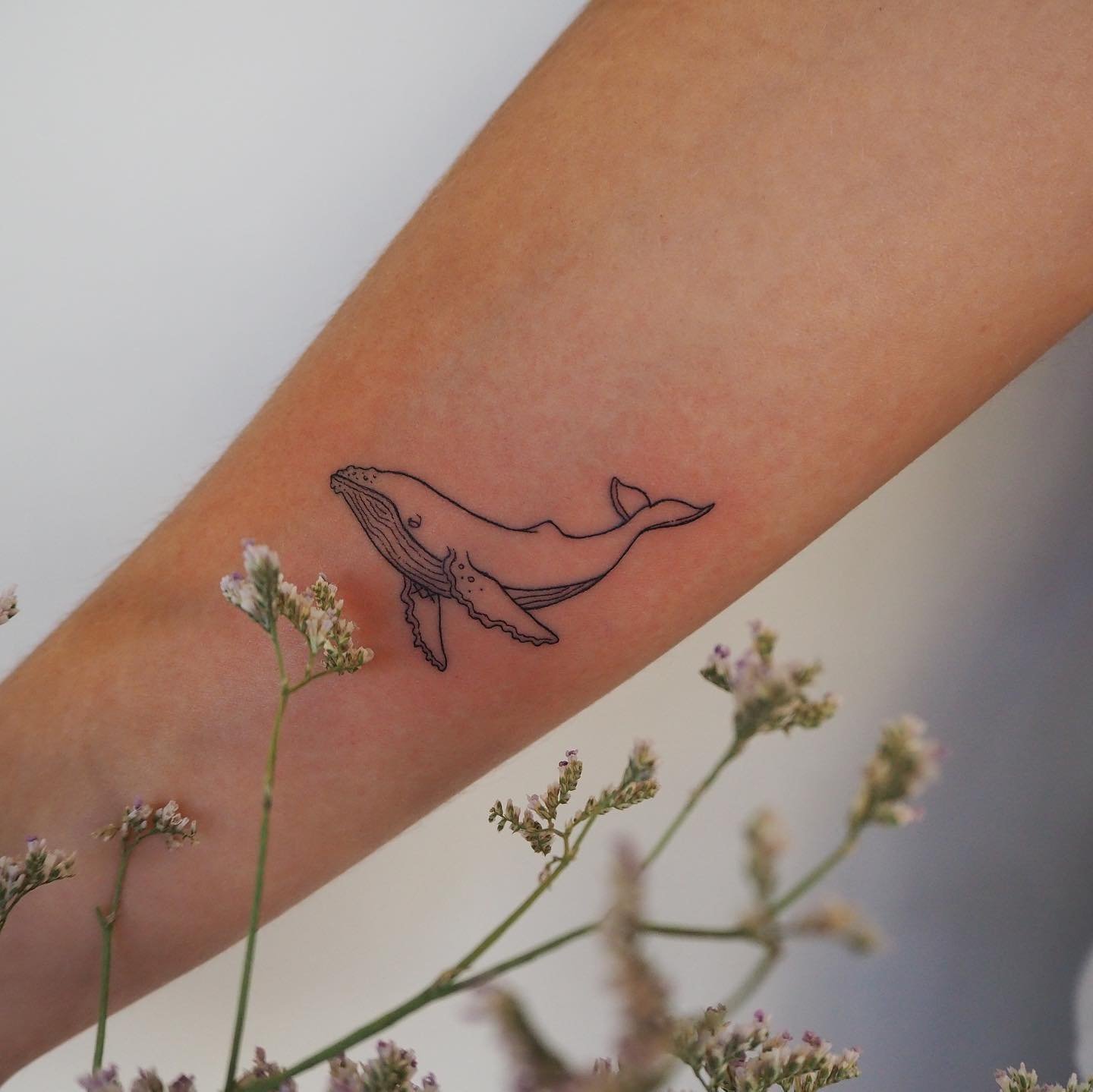 Tatuaje de marino en antebrazo, línea fina Sinkply Madrid