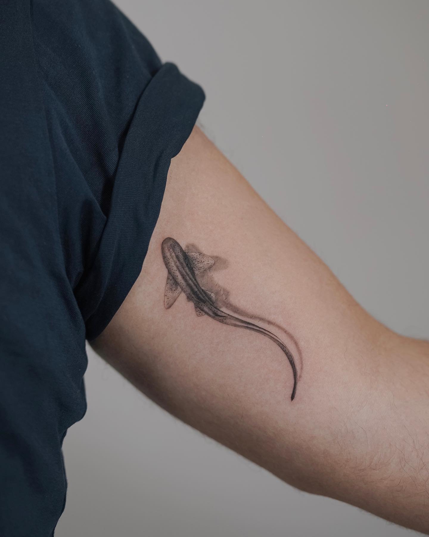Tatuaje de marino en antebrazo, línea fina Sinkply Madrid