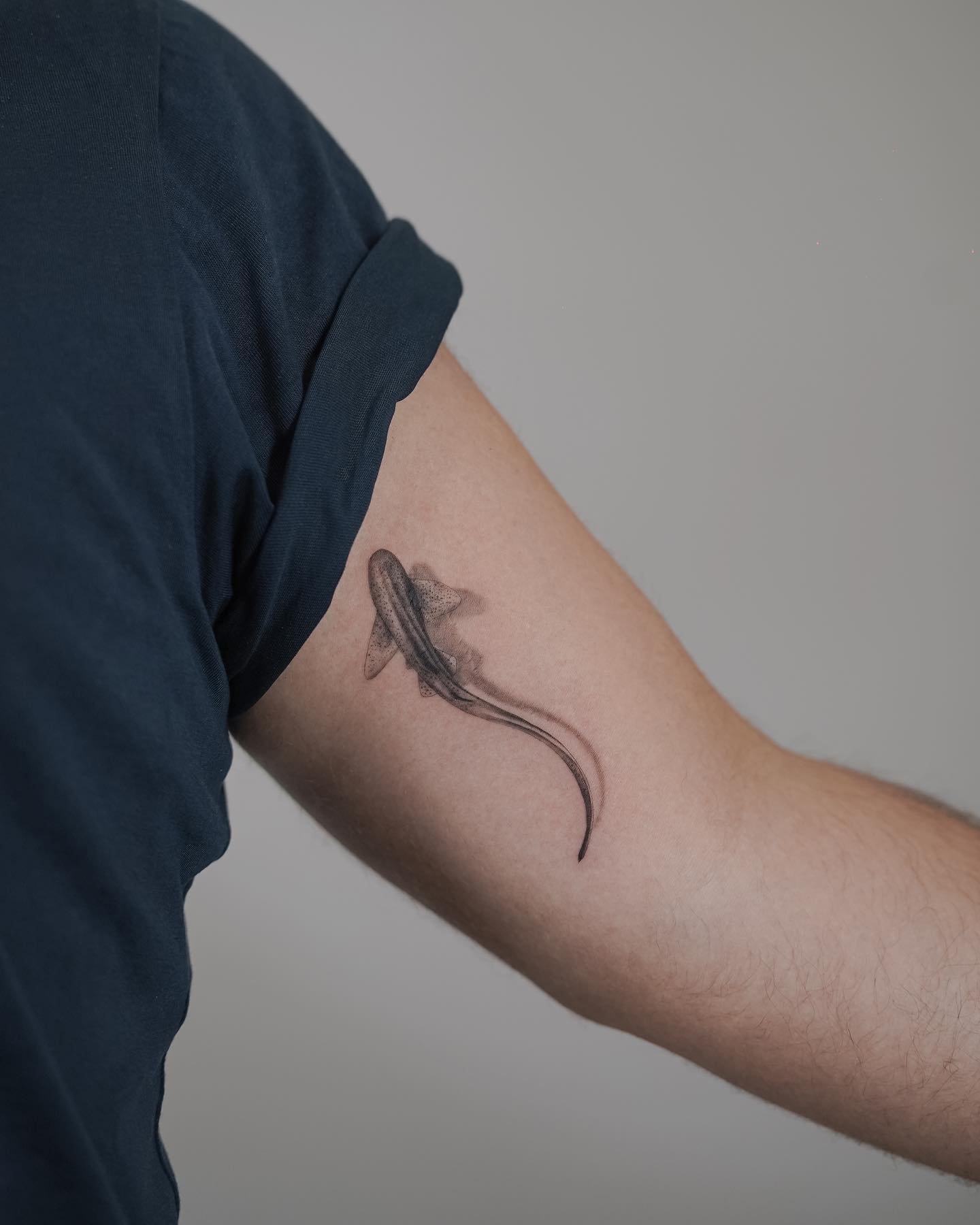 Tatuaje de marino en antebrazo, línea fina Sinkply Madrid