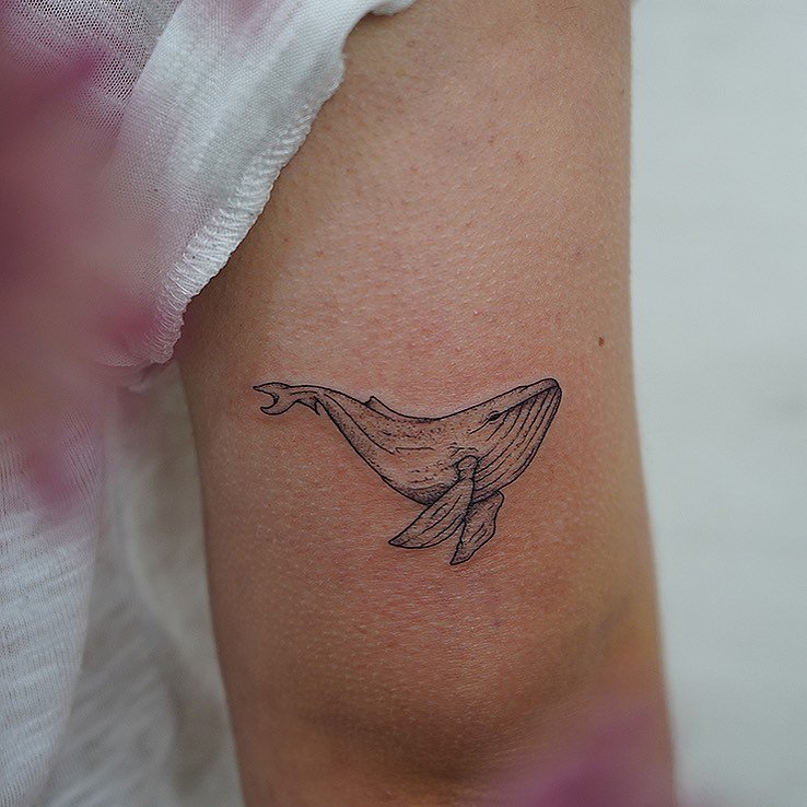 Tatuaje de marino en brazo, línea fina Sinkply Madrid