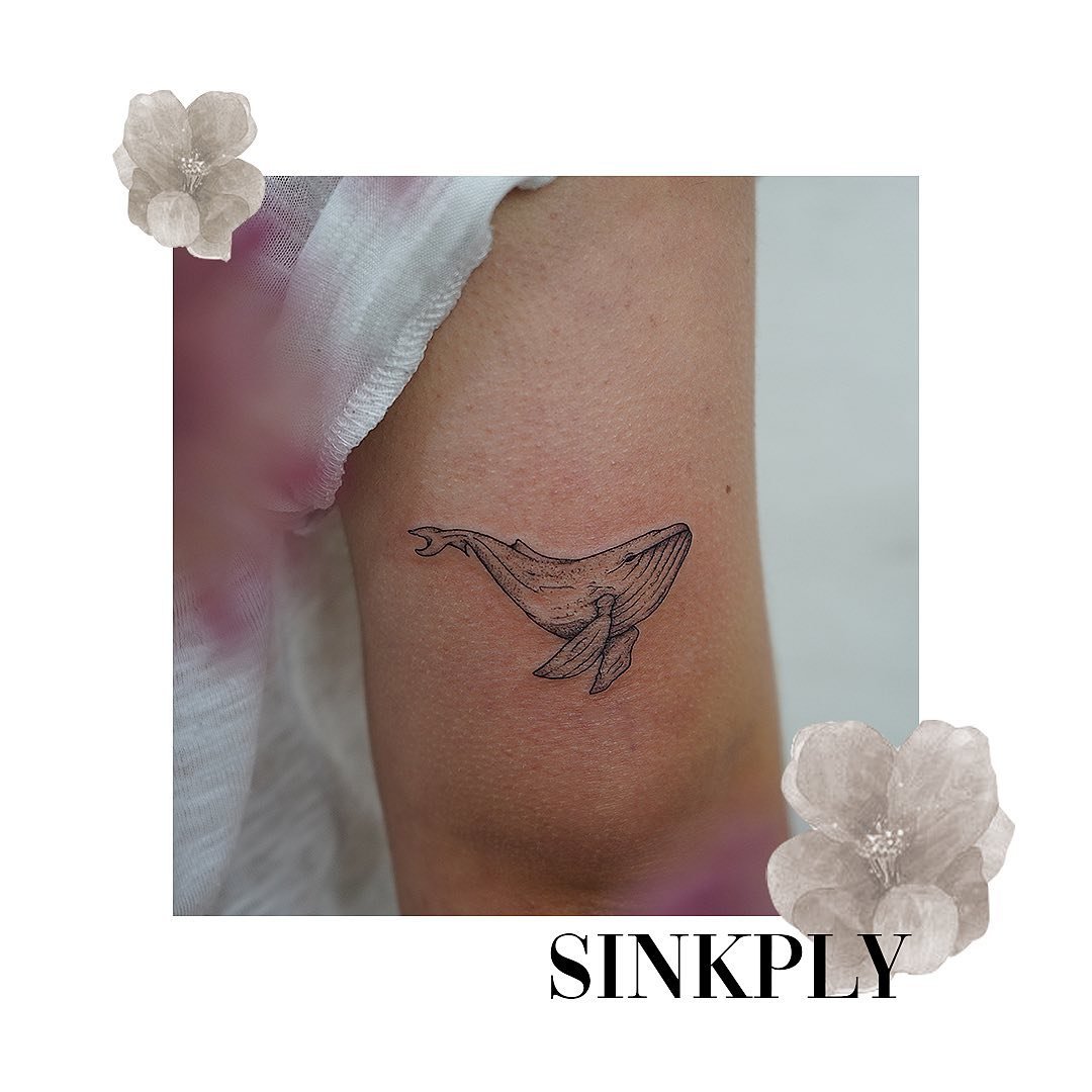 Tatuaje de marino en muslo, línea fina Sinkply Madrid