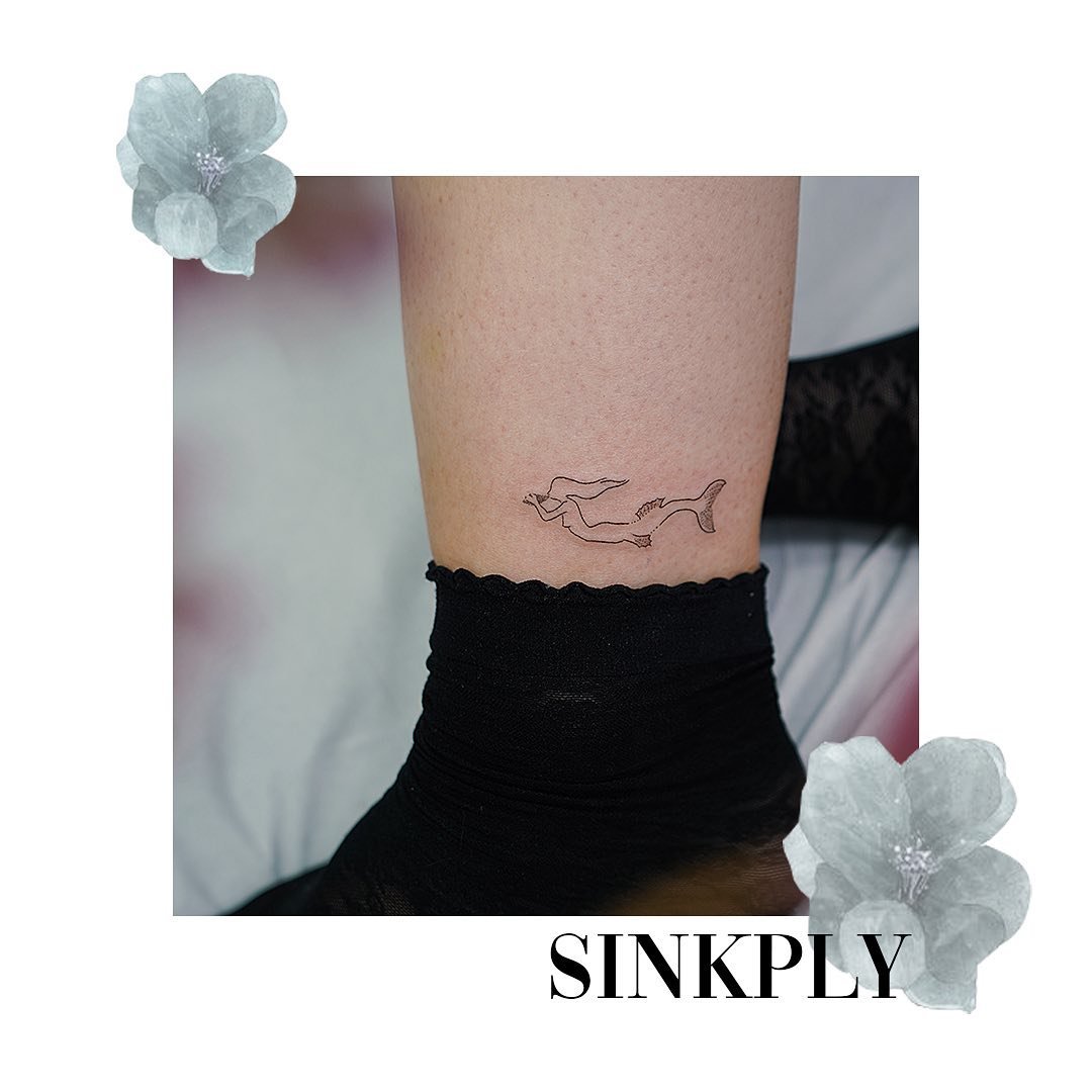 Tatuaje de marino en tobillo, línea fina Sinkply Madrid