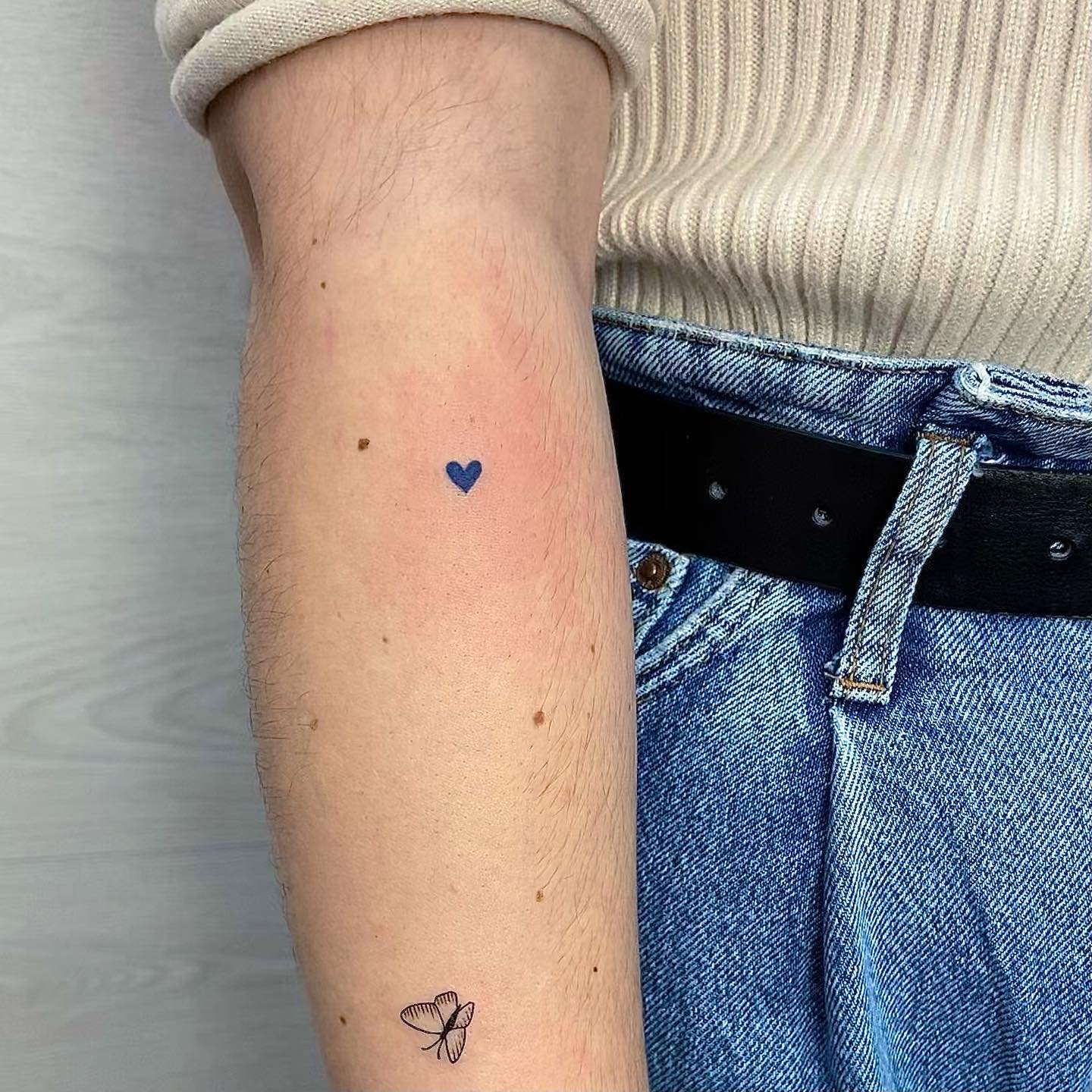 Tatuaje de mariposa en antebrazo, línea fina Sinkply Madrid