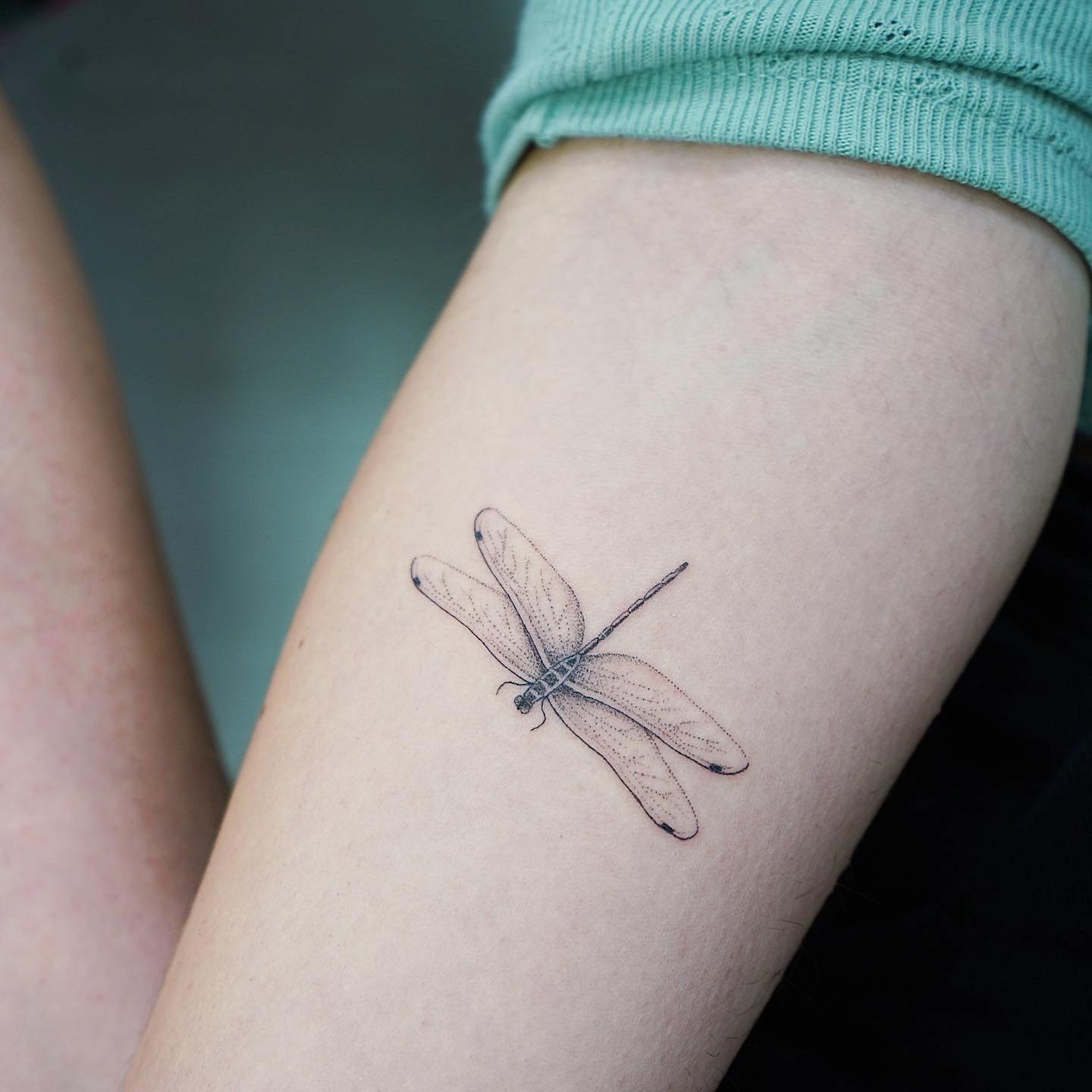 Tatuaje de mariposa en antebrazo, línea fina Sinkply Madrid