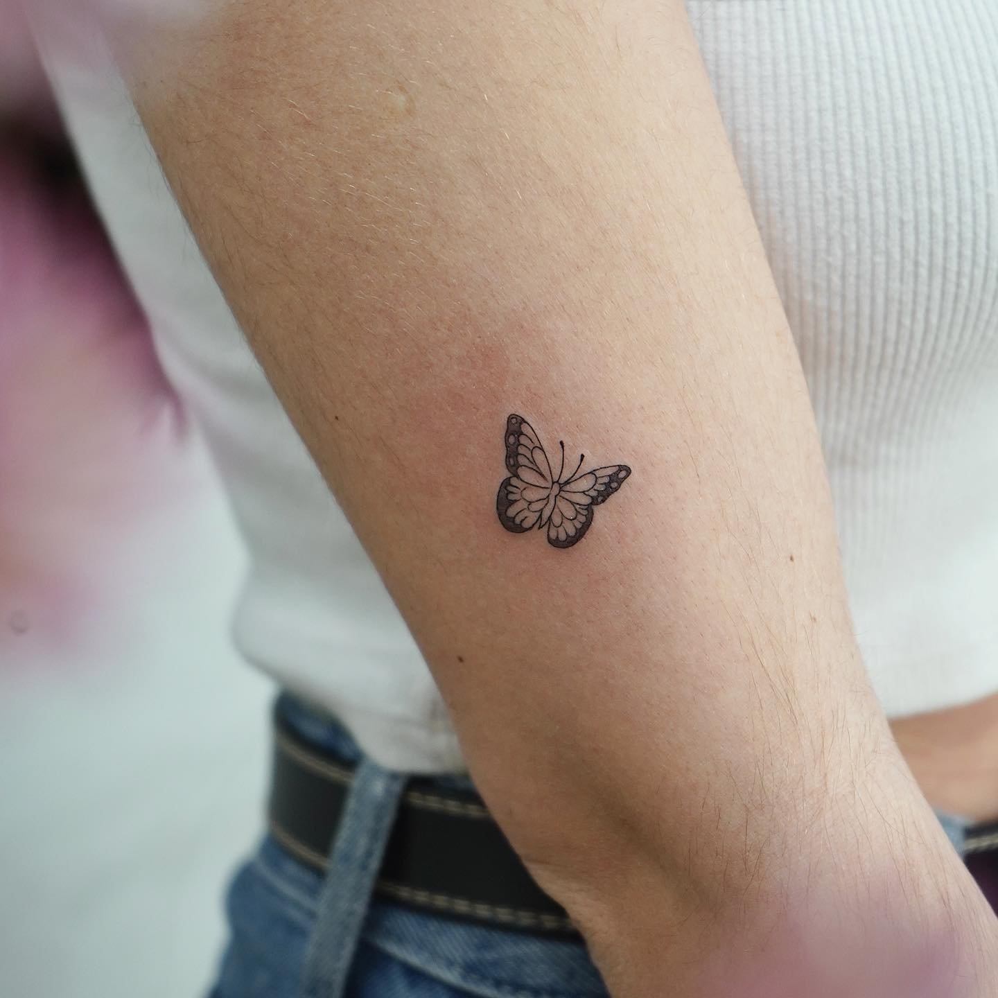 Tatuaje de mariposa en antebrazo, línea fina Sinkply Madrid