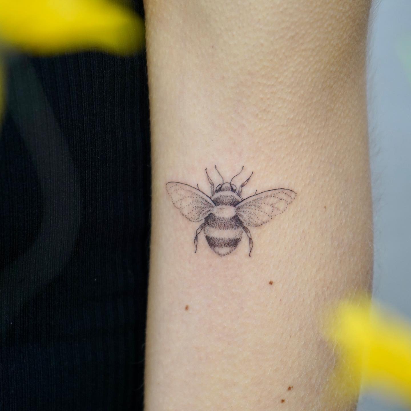 Tatuaje de mariposa en antebrazo, línea fina Sinkply Madrid