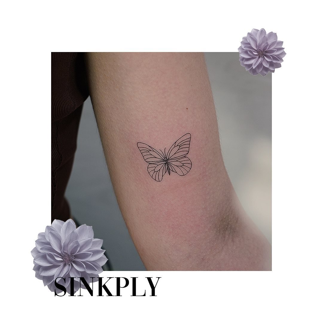 Tatuaje de mariposa en antebrazo, línea fina Sinkply Madrid