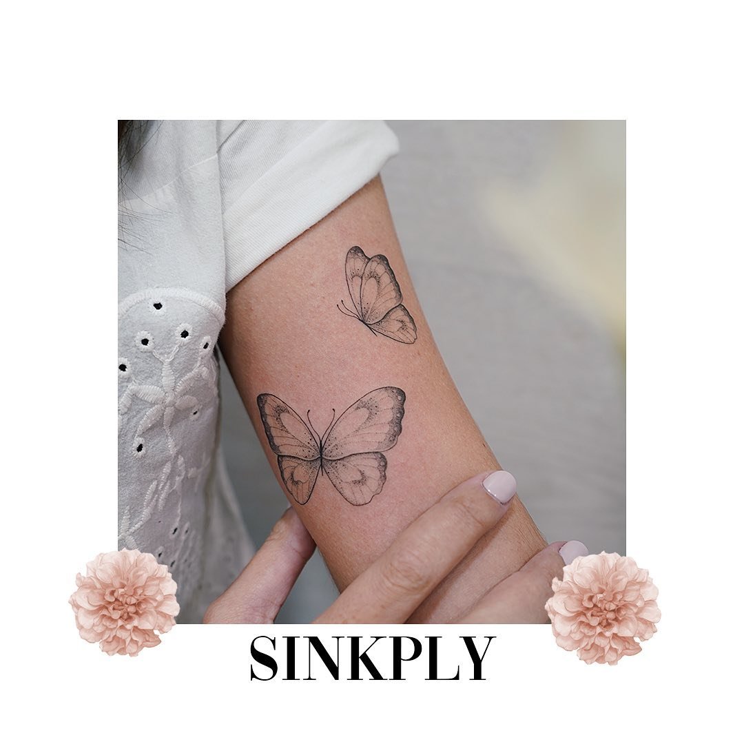 Tatuaje de mariposa en antebrazo, línea fina Sinkply Madrid