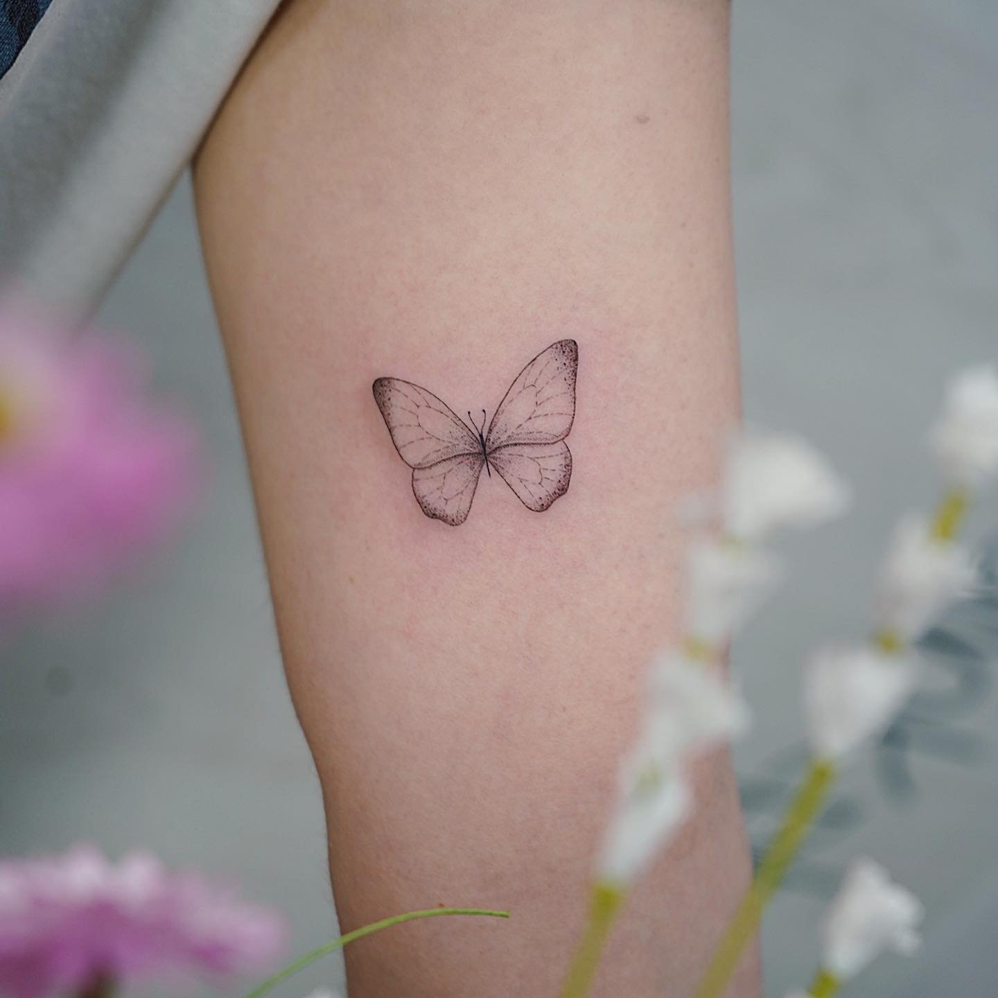 Tatuaje de mariposa en antebrazo, línea fina Sinkply Madrid