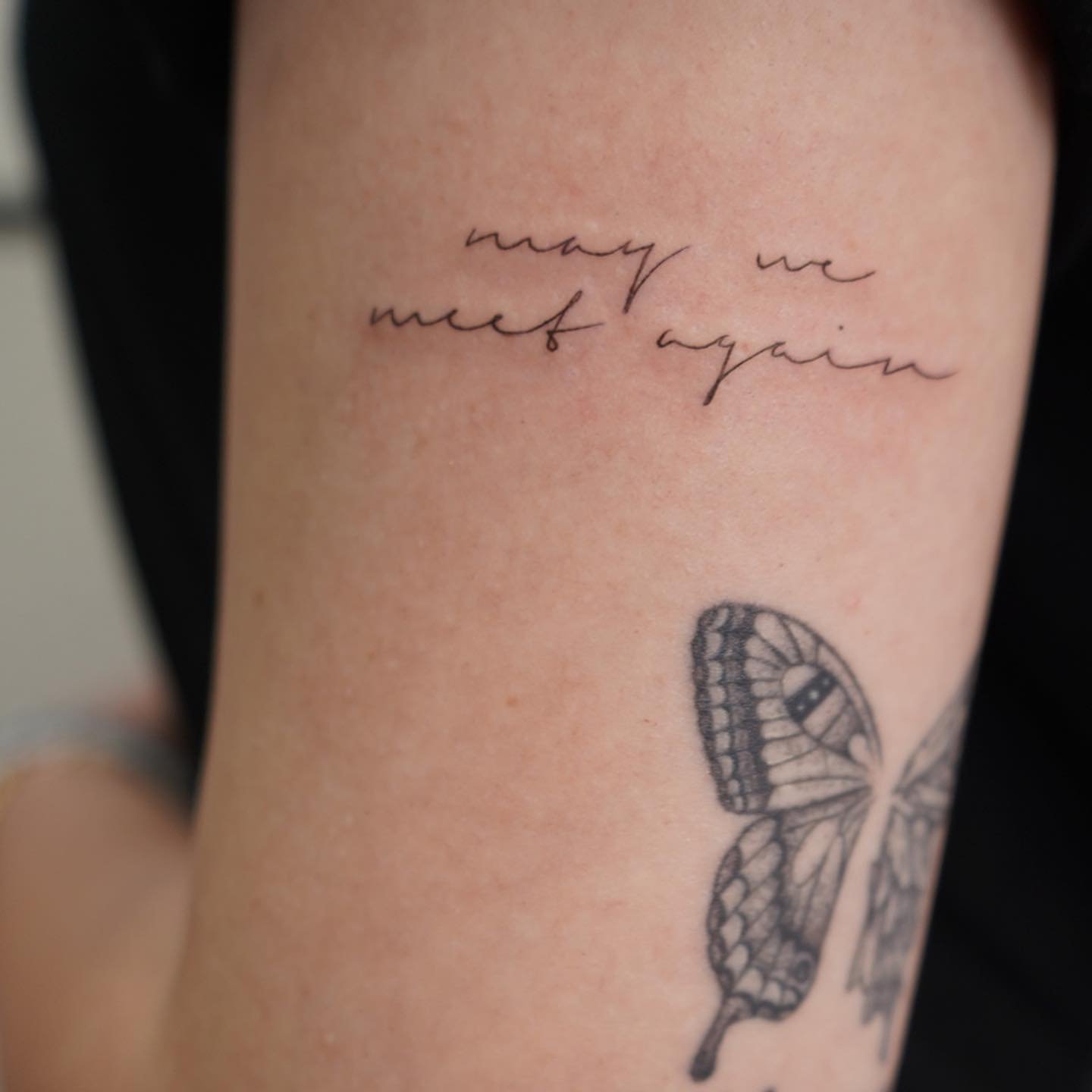 Tatuaje de mariposa en antebrazo, línea fina Sinkply Madrid