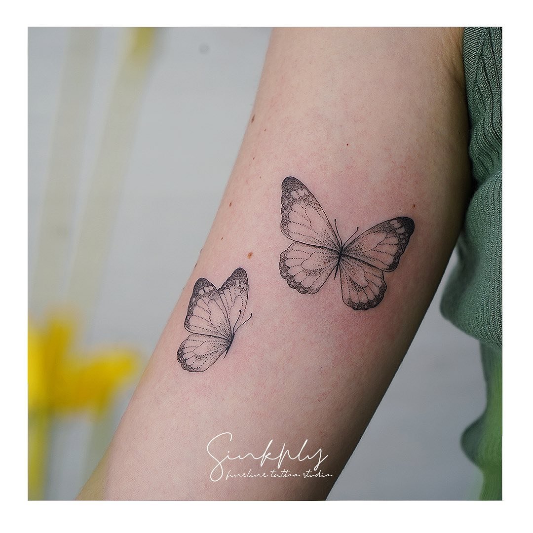 Tatuaje de mariposa en antebrazo, línea fina Sinkply Madrid