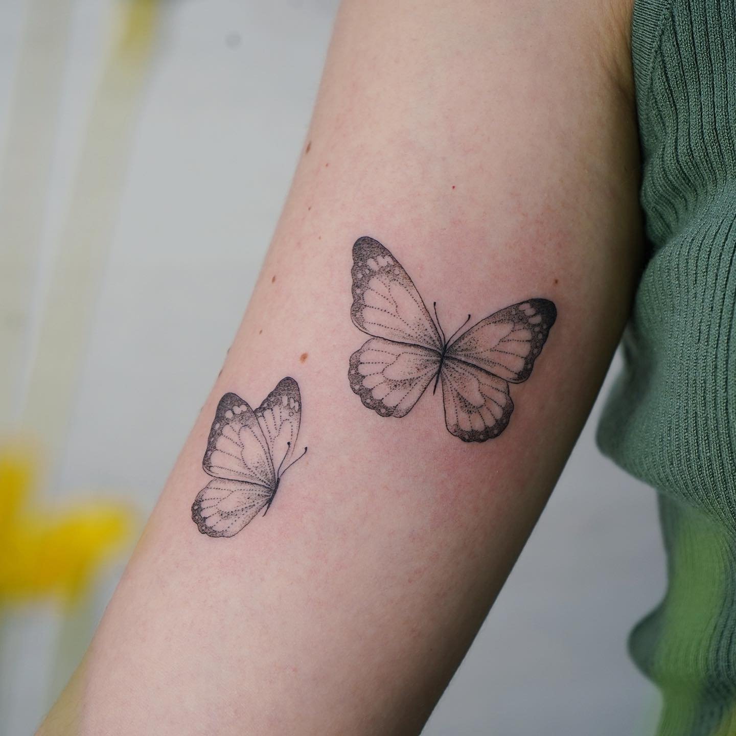 Tatuaje de mariposa en antebrazo, línea fina Sinkply Madrid