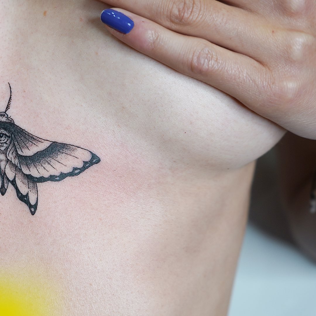 Tatuaje de mariposa en antebrazo, línea fina Sinkply Madrid