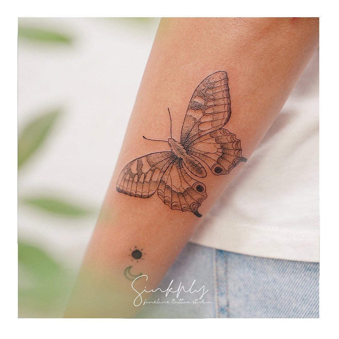 Tatuaje de mariposa en antebrazo, línea fina Sinkply Madrid