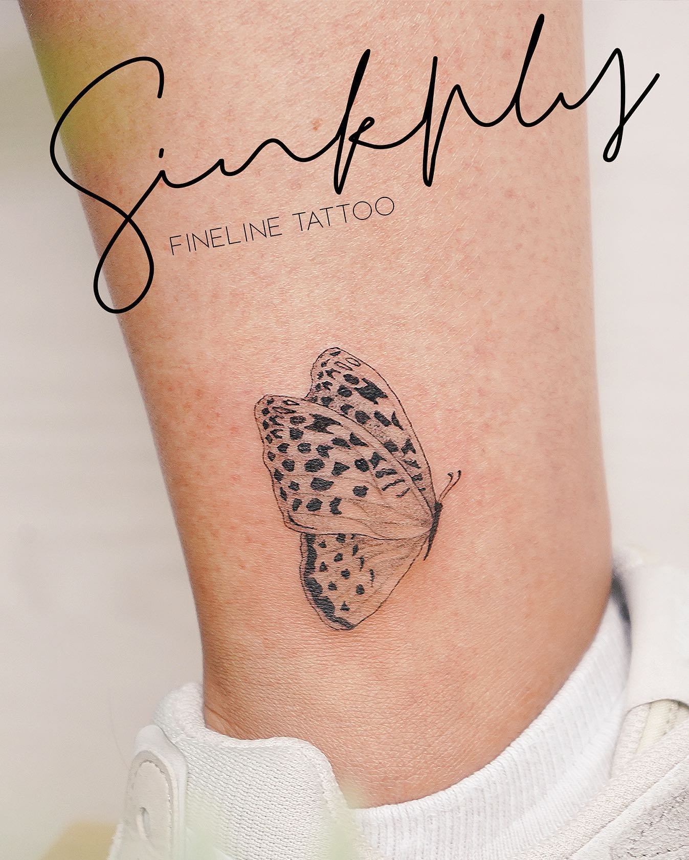 Tatuaje de mariposa en antebrazo, línea fina Sinkply Madrid