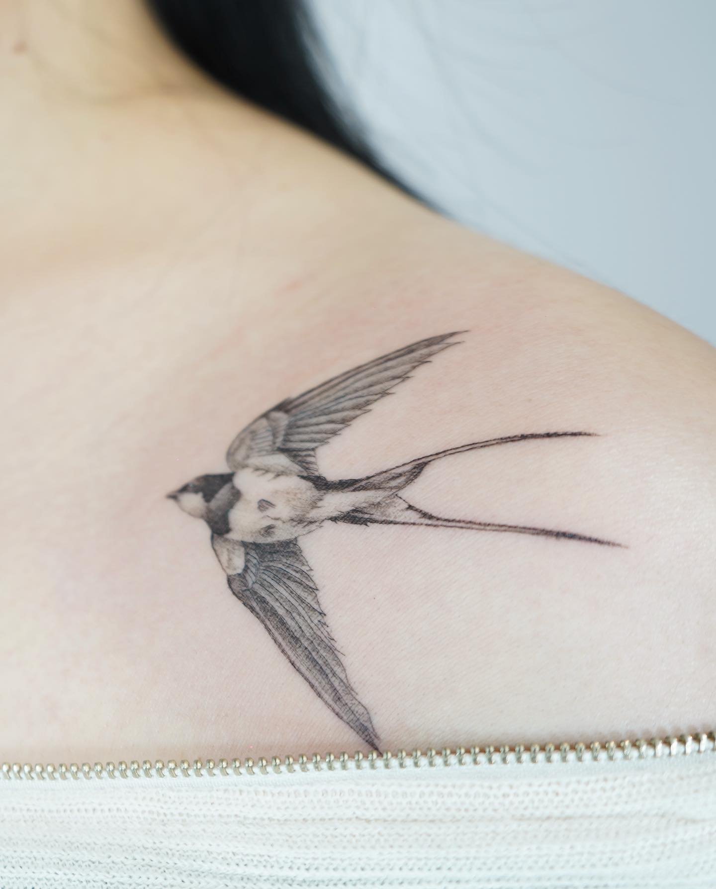 Tatuaje de mariposa en antebrazo, línea fina Sinkply Madrid
