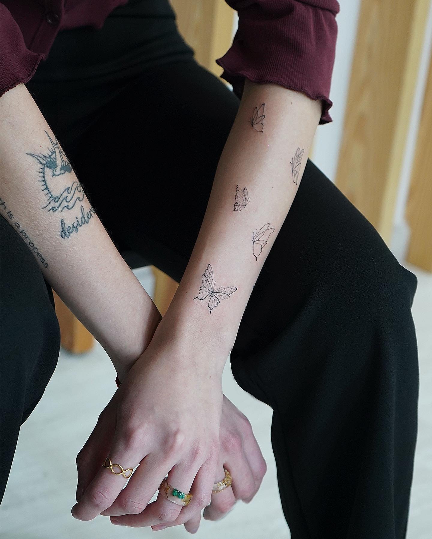 Tatuaje de mariposa en antebrazo, línea fina Sinkply Madrid