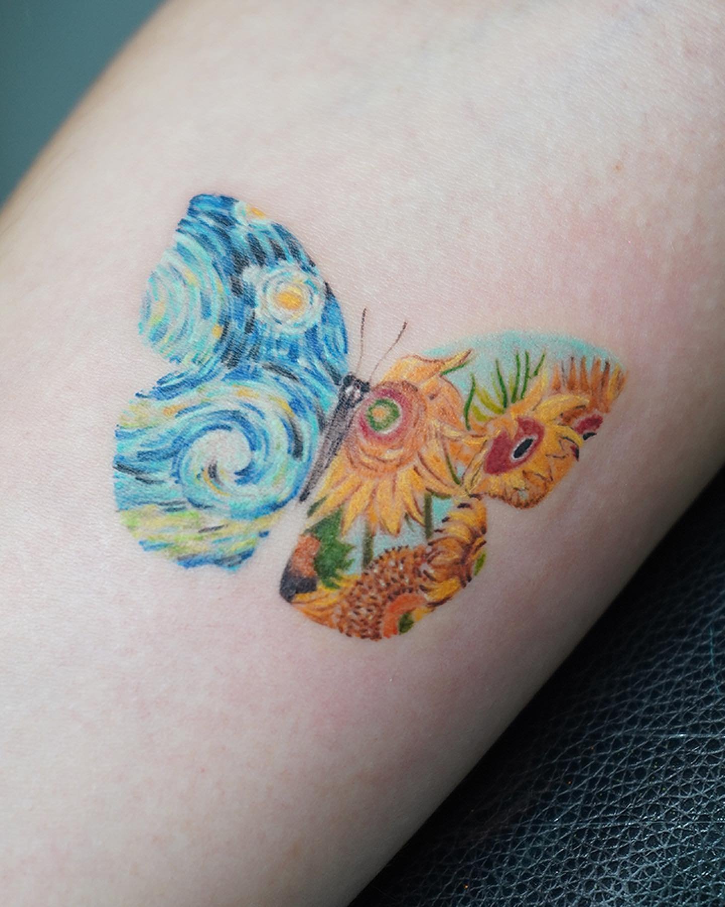 Tatuaje de mariposa en antebrazo, línea fina Sinkply Madrid
